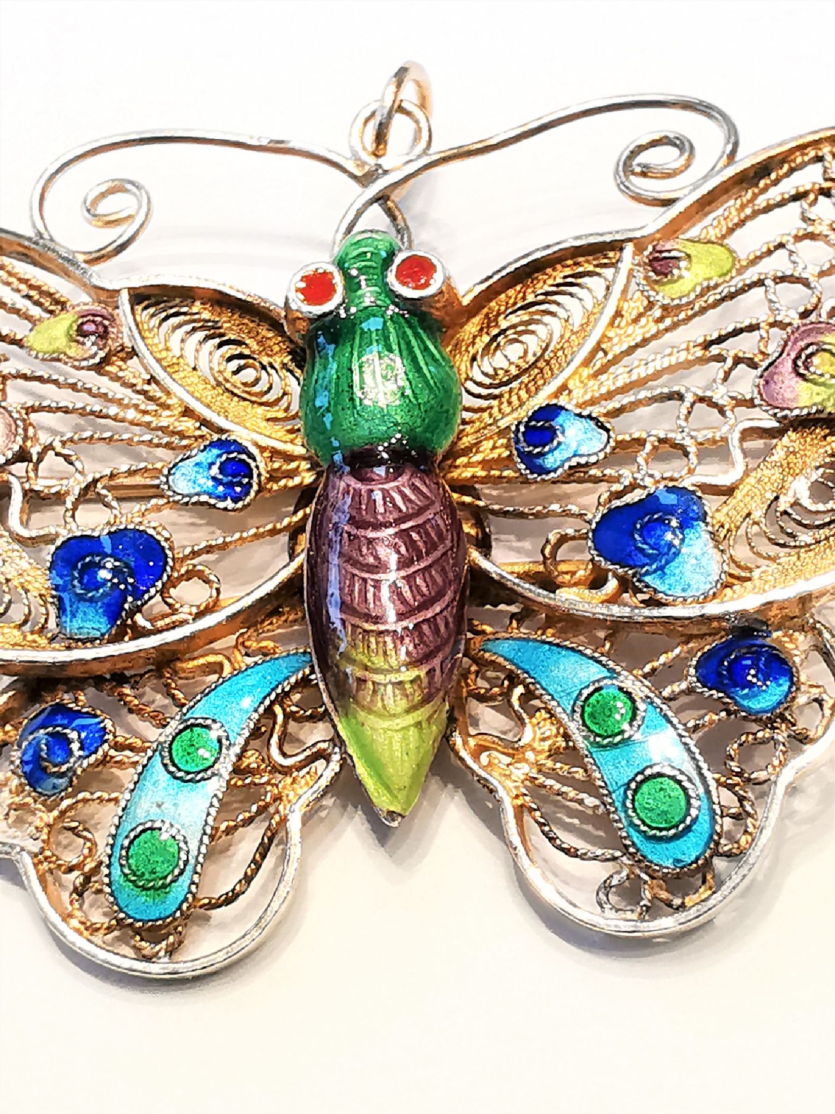 Detail b: Brosche "Schmetterling"", Silber vergoldet, um 1905, Filigranarbeit, partiell bunt emailliert, B. ca. 5.5 cm