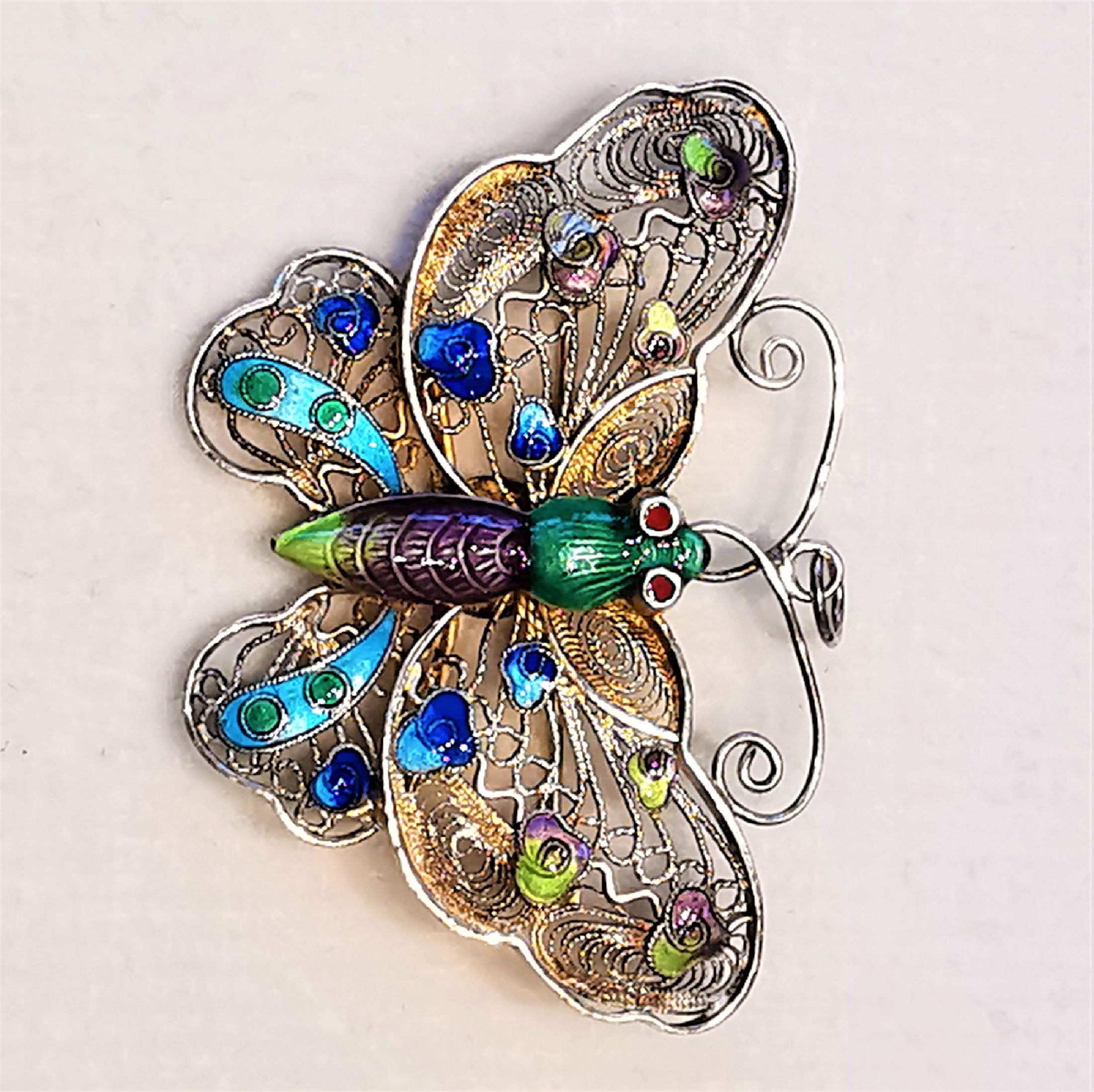 Detail c: Brosche "Schmetterling"", Silber vergoldet, um 1905, Filigranarbeit, partiell bunt emailliert, B. ca. 5.5 cm