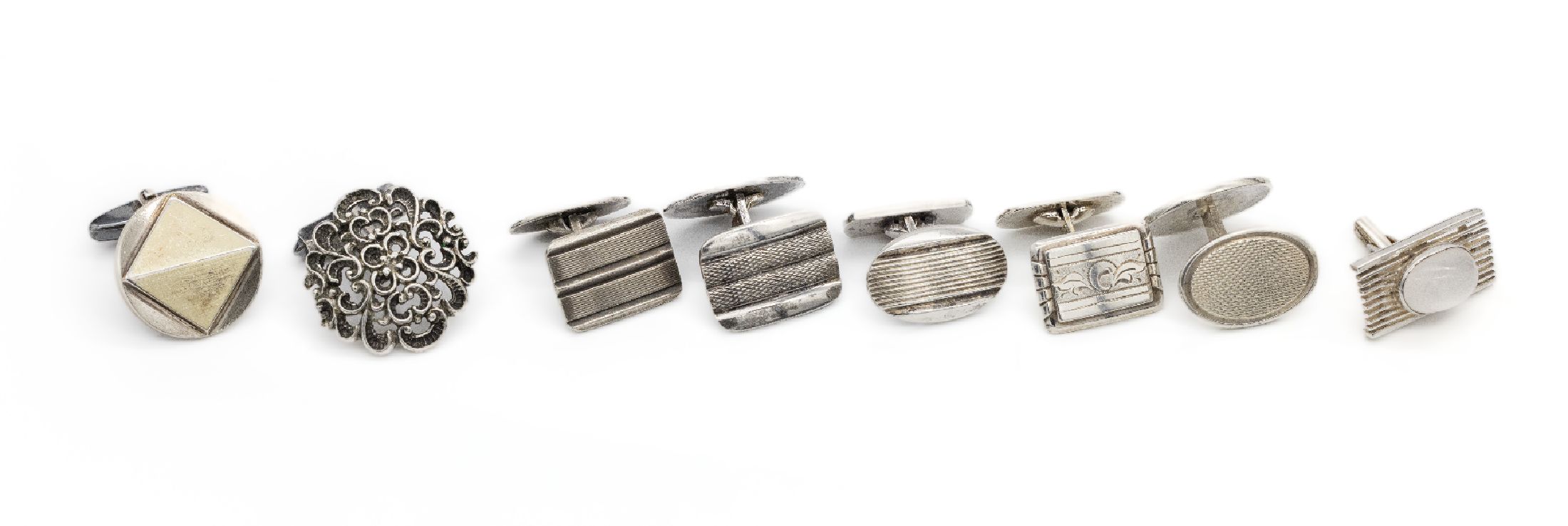 8 Paar Manschettenknöpfe zwischen 1905-1930, 800er und 835er Silber, 1 x Mondstein- Cabochon, versch. Modelle, total ca. 90 g, reichhaltig