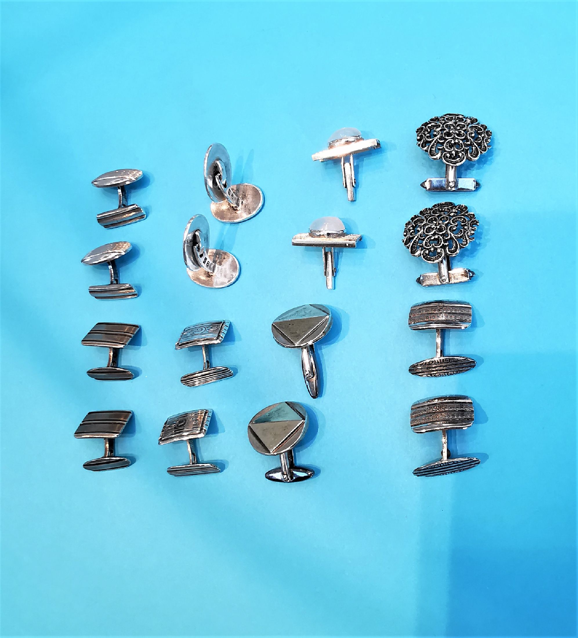 Detail c: 8 Paar Manschettenknöpfe zwischen 1905-1930, 800er und 835er Silber, 1 x Mondstein- Cabochon, versch. Modelle, total ca. 90 g, reichhaltig