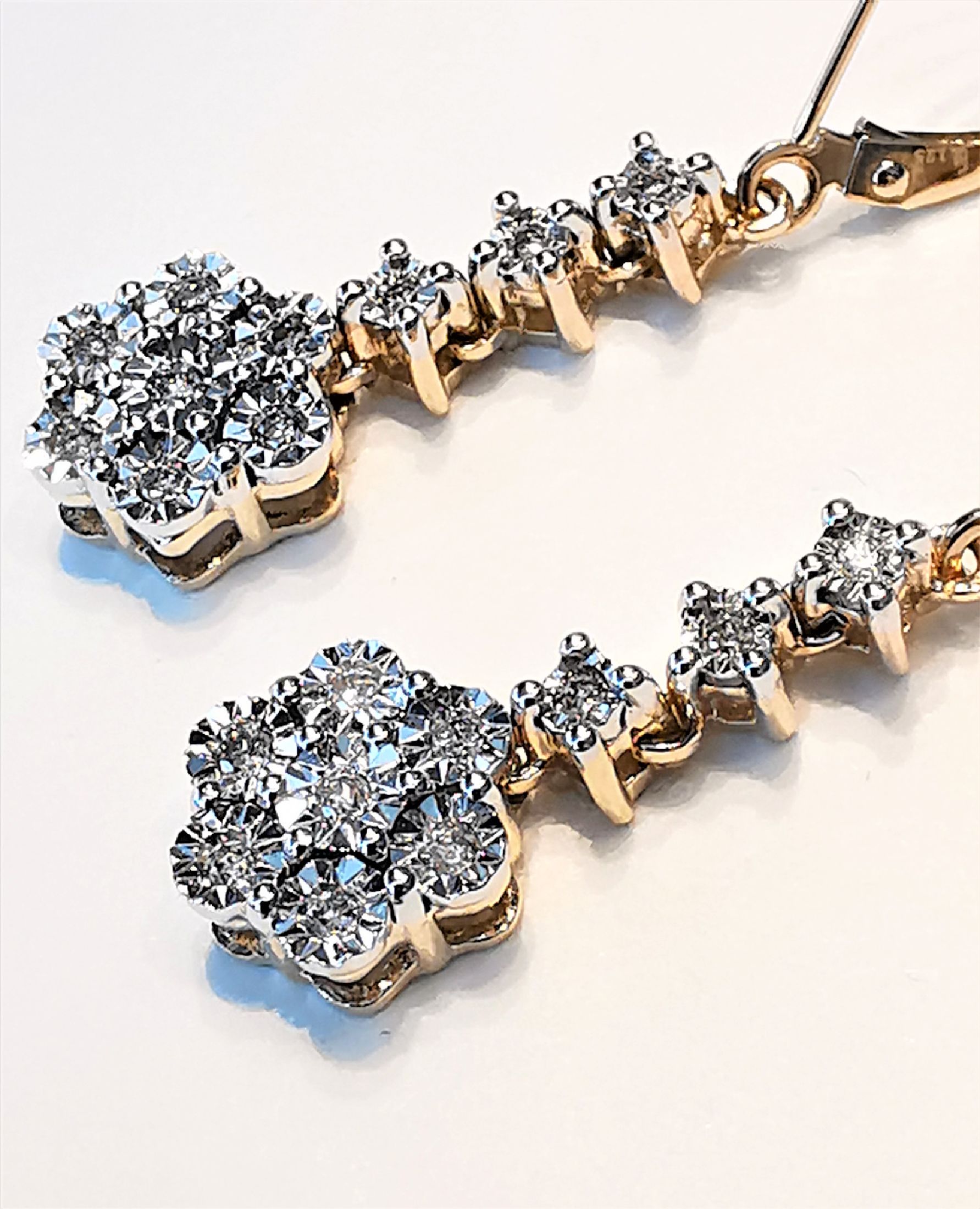Detail c: Paar 14 kt Gold Brillant-Ohrgehänge, GG 585/000, 20 Brillanten zus. ca. 0.20 ct Weiß/si in WG gefasst, beweglich, L. ca. 3.5 cm, ca. 4.5 g