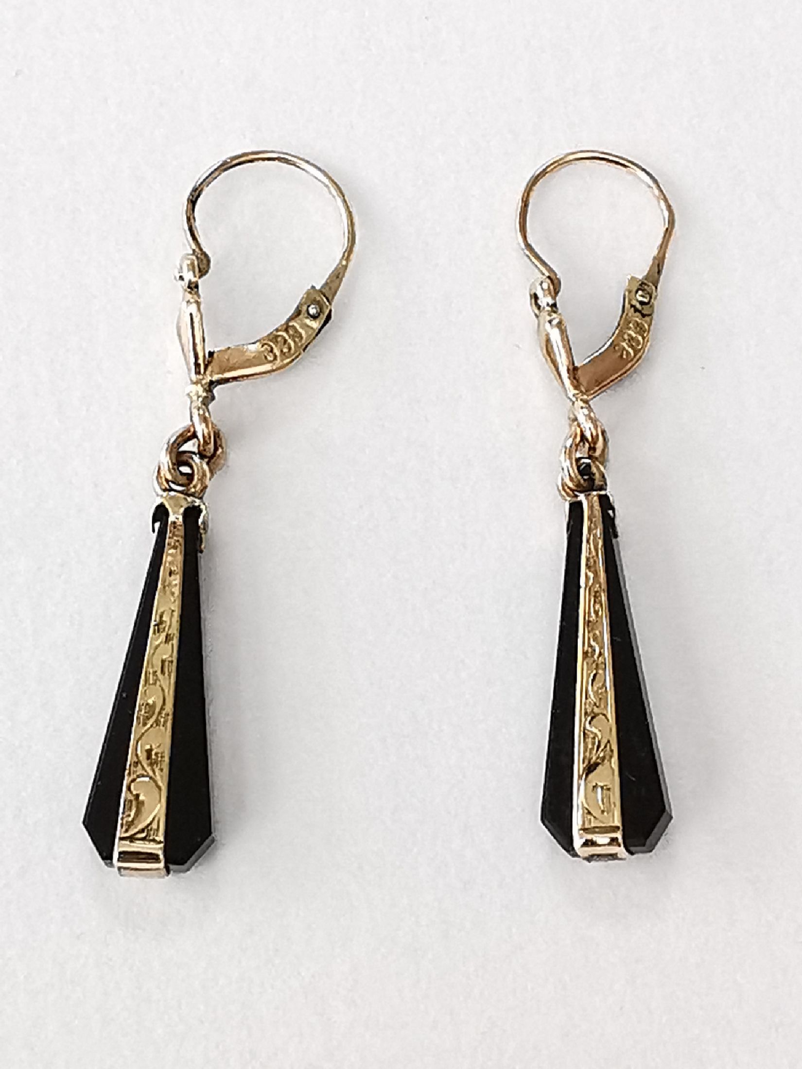 Detail a: Konvolut 2 Paar Ohrgehänge 1910-1930, 1 x 8 kt Gold, GG 333/000 mit Onyx, L. ca. 3.5cm; 1 x Silber, Markasitbesatz und Kunstperle,L. ca. 4 cm