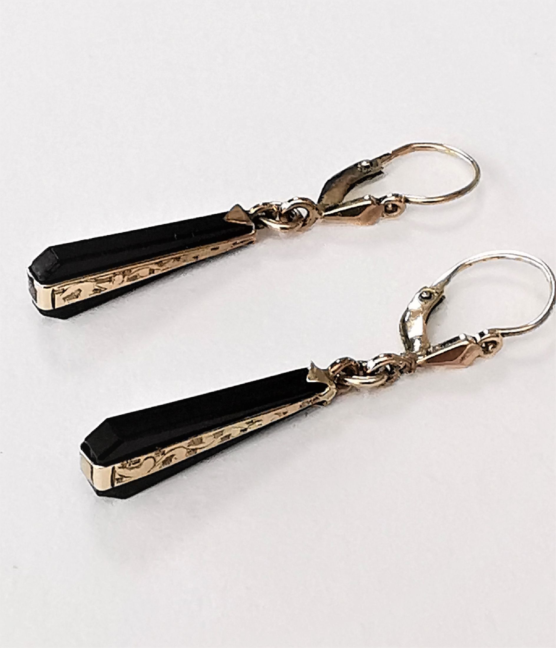 Detail b: Konvolut 2 Paar Ohrgehänge 1910-1930, 1 x 8 kt Gold, GG 333/000 mit Onyx, L. ca. 3.5cm; 1 x Silber, Markasitbesatz und Kunstperle,L. ca. 4 cm