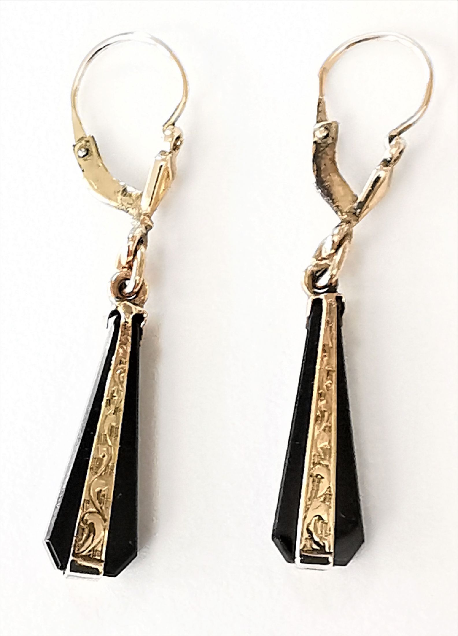 Detail c: Konvolut 2 Paar Ohrgehänge 1910-1930, 1 x 8 kt Gold, GG 333/000 mit Onyx, L. ca. 3.5cm; 1 x Silber, Markasitbesatz und Kunstperle,L. ca. 4 cm