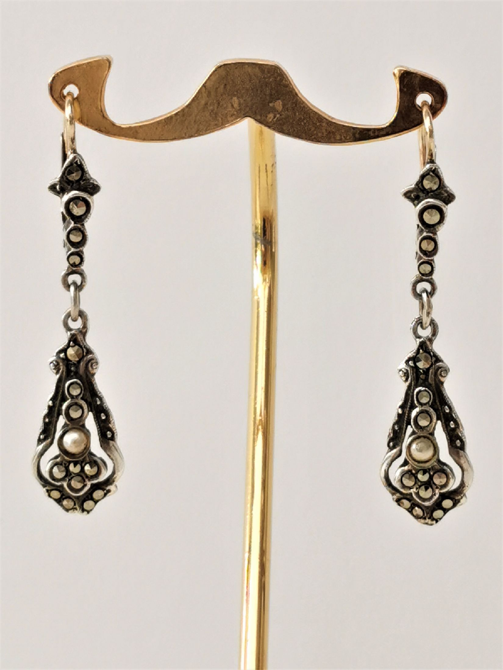 Detail e: Konvolut 2 Paar Ohrgehänge 1910-1930, 1 x 8 kt Gold, GG 333/000 mit Onyx, L. ca. 3.5cm; 1 x Silber, Markasitbesatz und Kunstperle,L. ca. 4 cm
