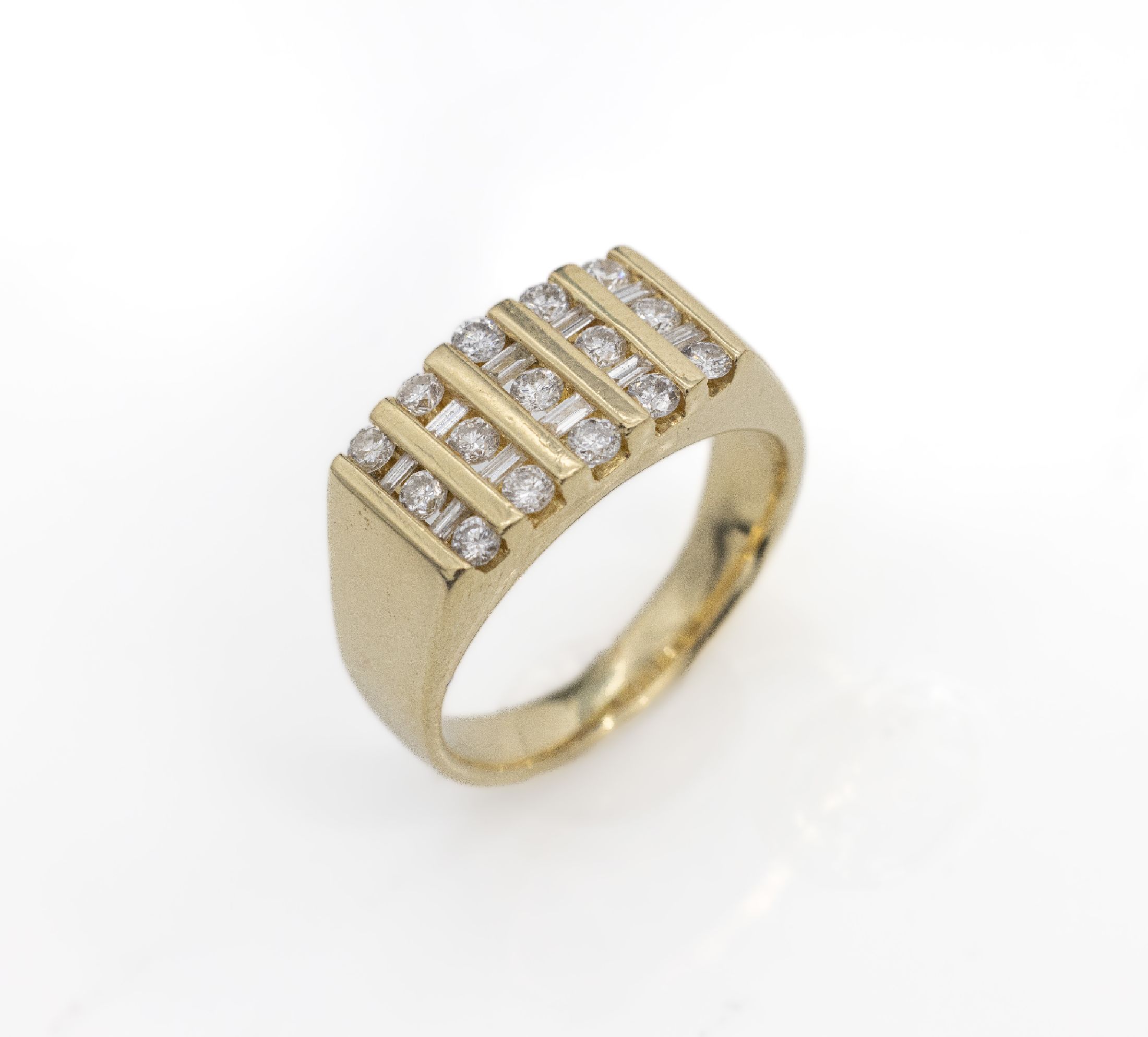 14 kt Gold Diamant-Ring, GG 585/000, 15 Brillanten und 10 Diamantbaguettes zus. ca. 0.90 ct feines Weiß-Weiß/ si-p, RW 59, ca. 12.4 g