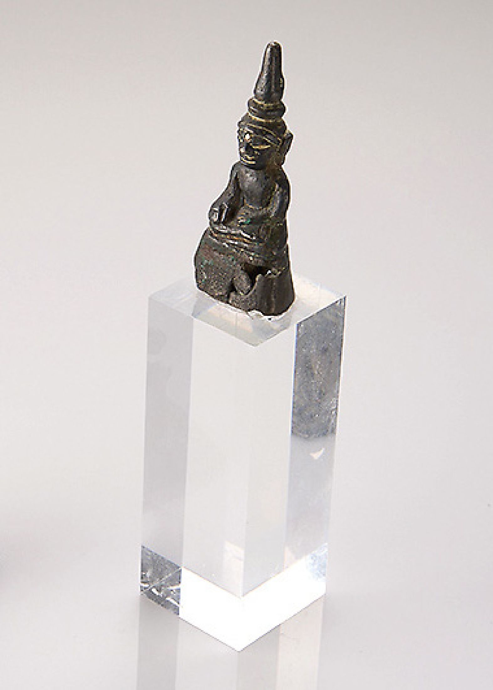 Bronze Statuette, wohl Ende 18. Jhd., Bronze, Darstellung eines sitzenden Buddhas, l. besch., Stirn mit kl. Brillant (sek.), auf Plexiglassockel ...