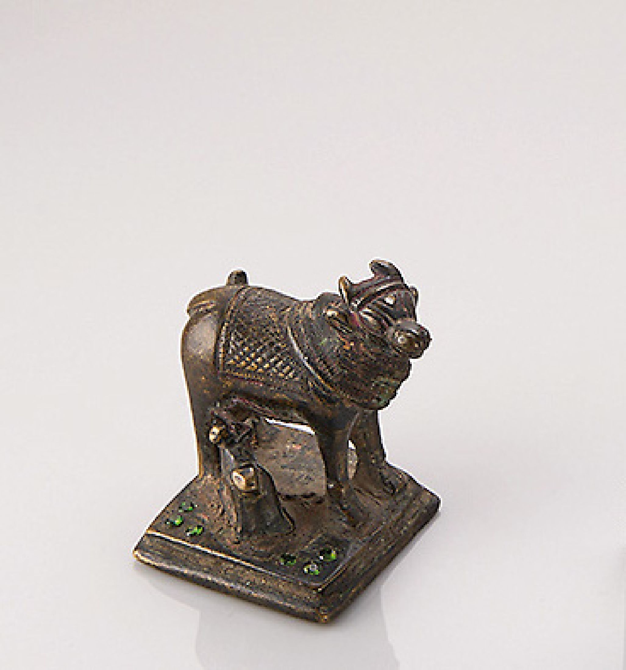 Bronze Statuette, Zentralindien um 1880, Göttin der Fruchtbarkeit und der Erde, hier dargestellt als Kuh mit Kalb, Plinte mit 6 rundfacett. ...