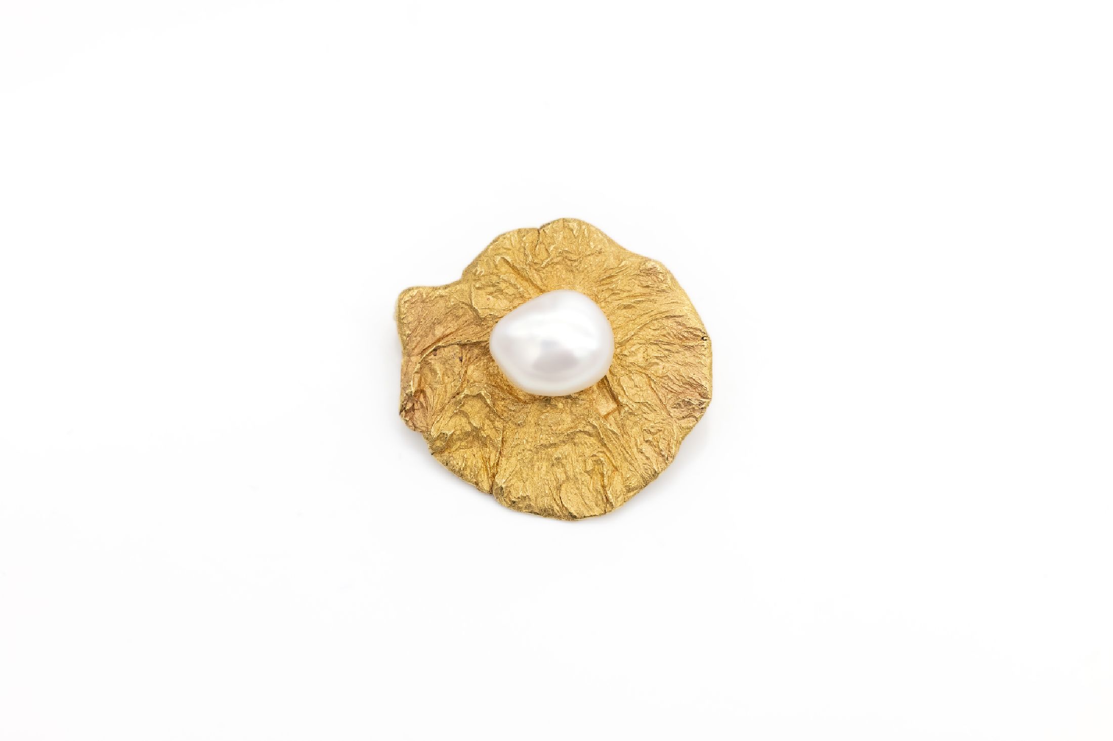 21.6 kt Gold Perl-Brosche, GG 900/000, unrund, Oberfläche strukturiert, mittig kl. barocke Zuchtperle, ca. 2.2 x 2 cm, ca. 5.9 g