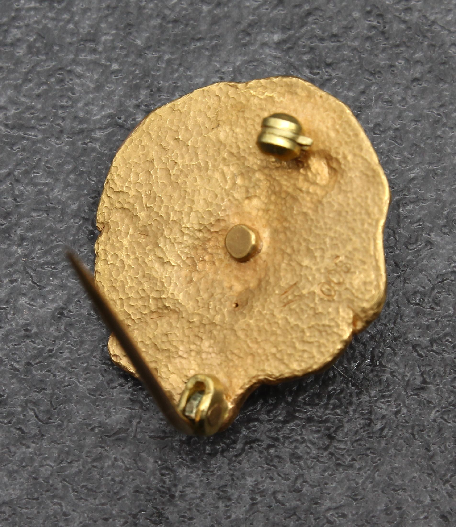 Detail a: 21.6 kt Gold Perl-Brosche, GG 900/000, unrund, Oberfläche strukturiert, mittig kl. barocke Zuchtperle, ca. 2.2 x 2 cm, ca. 5.9 g