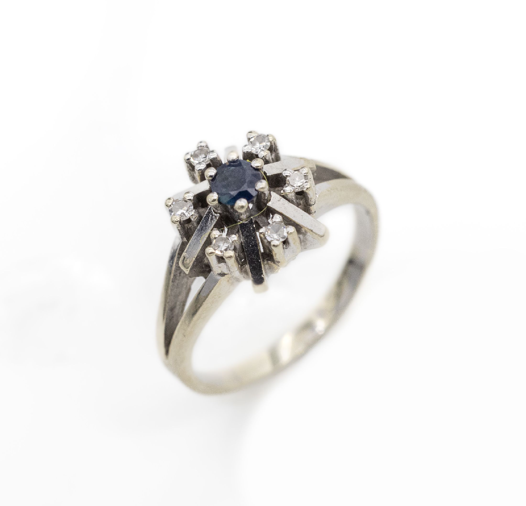 14 kt Gold Diamant-Saphir-Ring, WG 585/000,hoch aufgebauter Ringkopf, mittig kl. rundfacett. Saphir umgeben von 6 kl. 8/8 -Diamanten, RW 57, ca. 5.2 ...