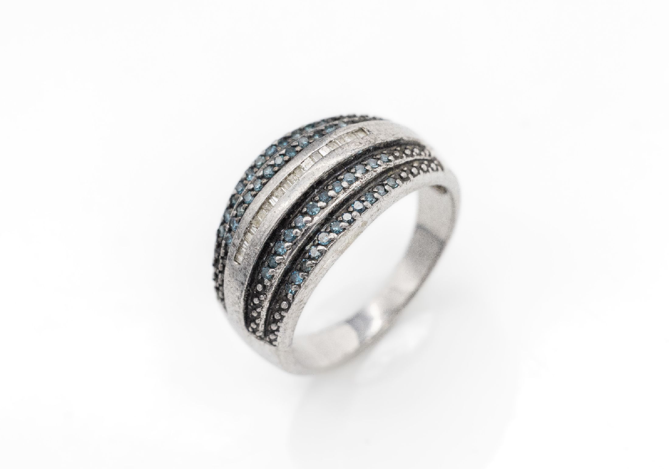 Diamant-Ring, 925er Silber, 46 blaue 8/8 -Diamanten (beh.) und 20 Diamant-Carrees Weiß/p, total ca. 1.0 ct, RW 55, ca. 4.0 g