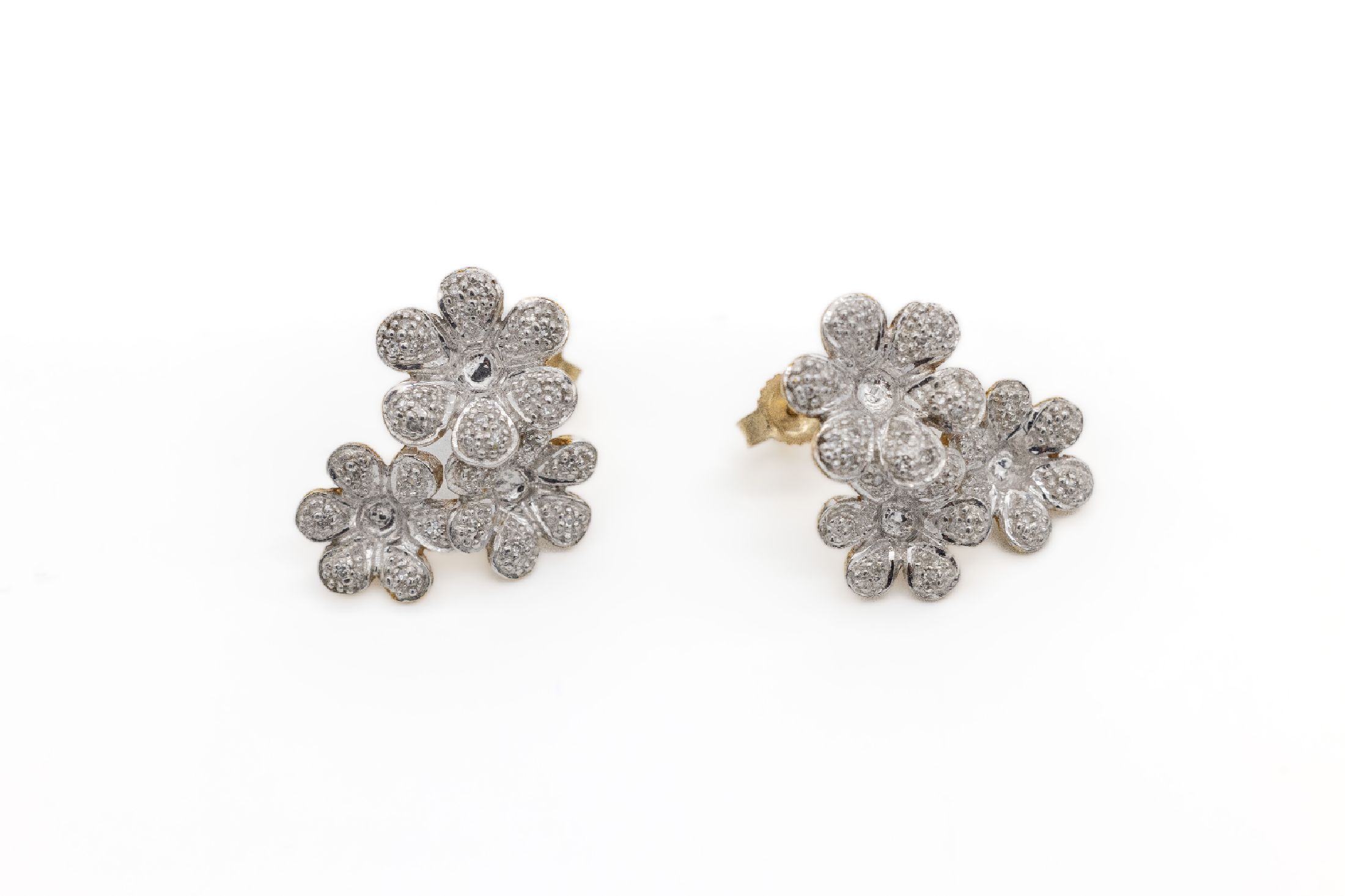 9 kt Gold Diamant-Ohrstecker, GG/WG 375/000, blütenförmig, insg. 58 8/8-Diamanten total ca. 0.50 ct Weiß/p, ca. 4.5 g
