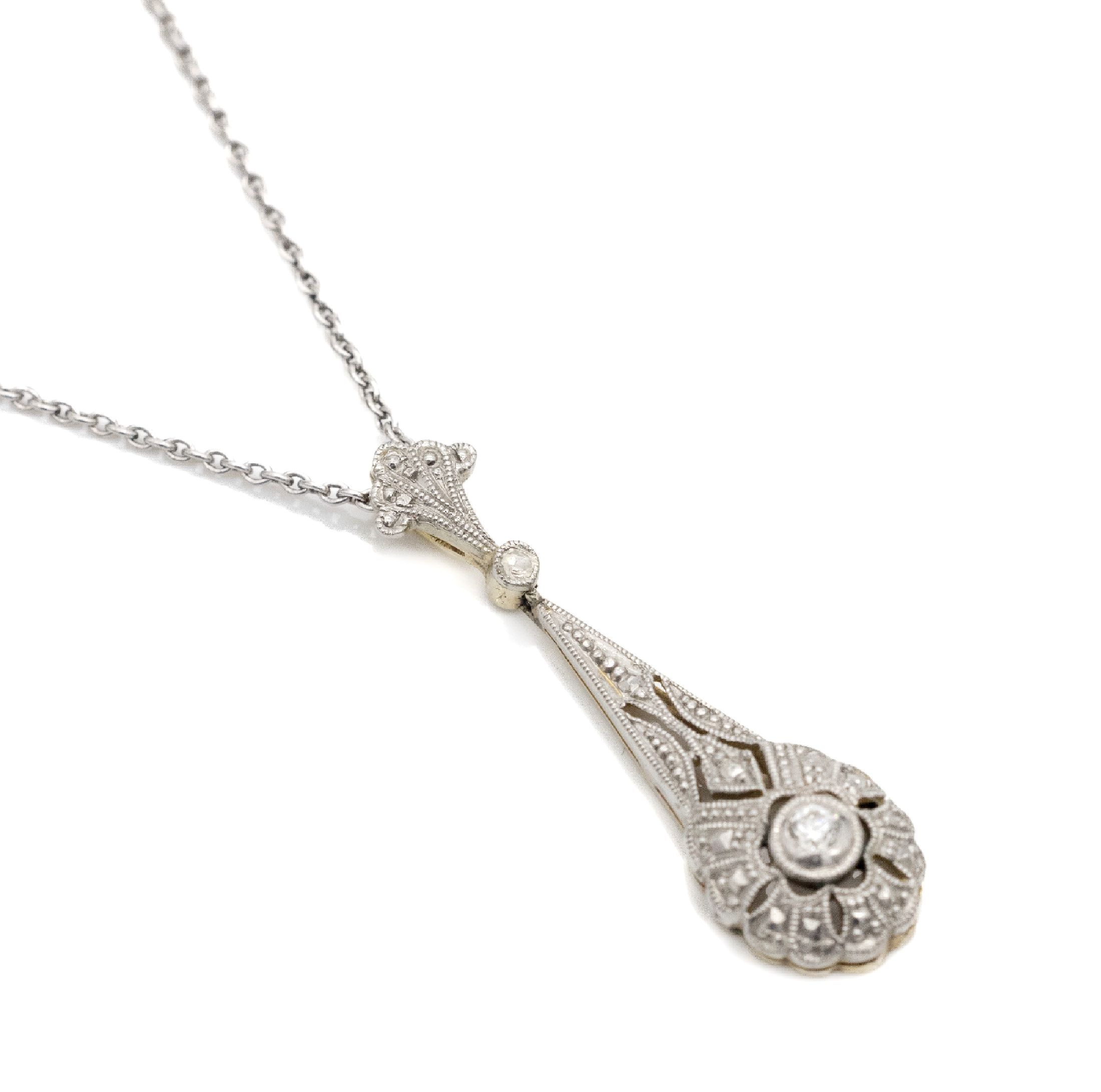 14 kt Gold Diamant-Anhänger, GG 585/000 schauseitig platiniert, um 1910, durchbrochen gearbeitet, 1 Altschliffdiamant ca. 0.05 ct Weiß/si, an ...