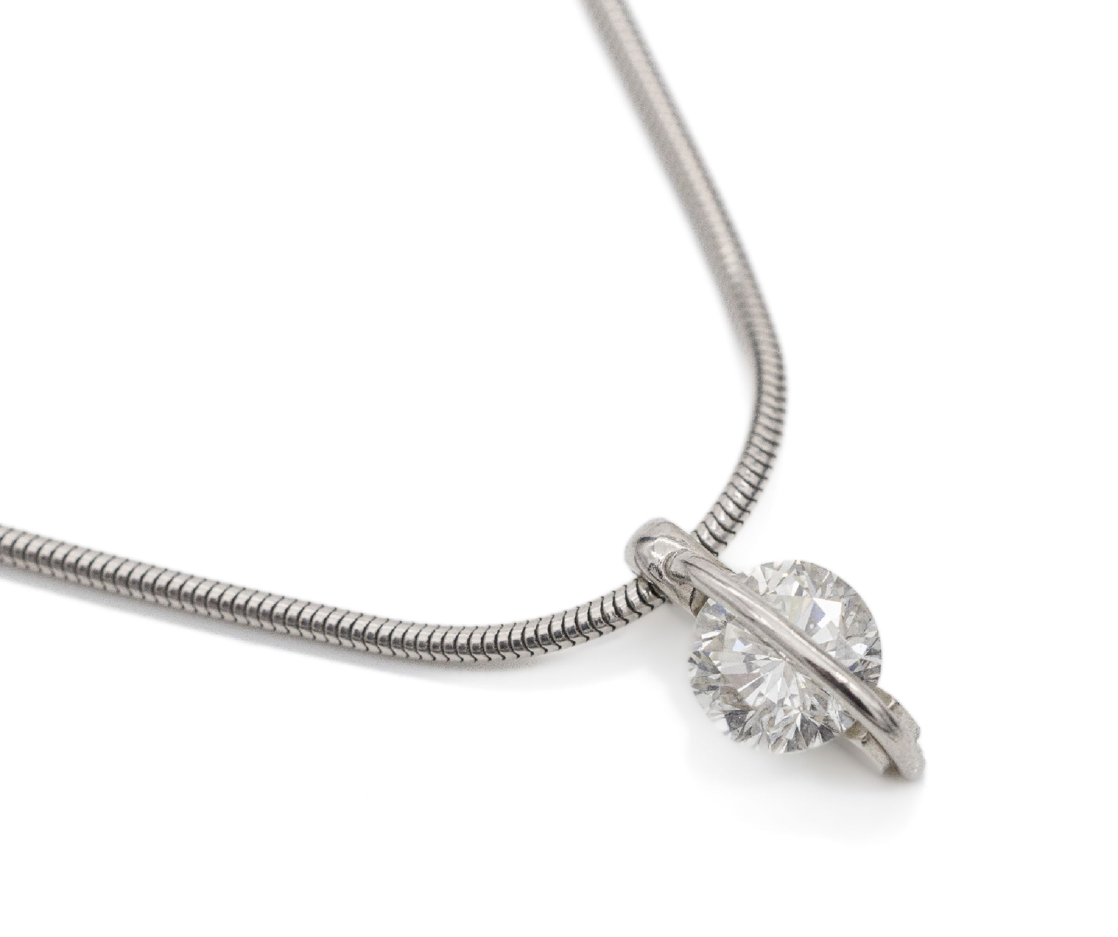 Platin Brillant-Anhänger, 950er Pt, einzelner bewegl. gefasster Brillant ca. 1.0 ct Weiß/si, an Pt. Schlangenkette, L. ca. 40 cm, ...
