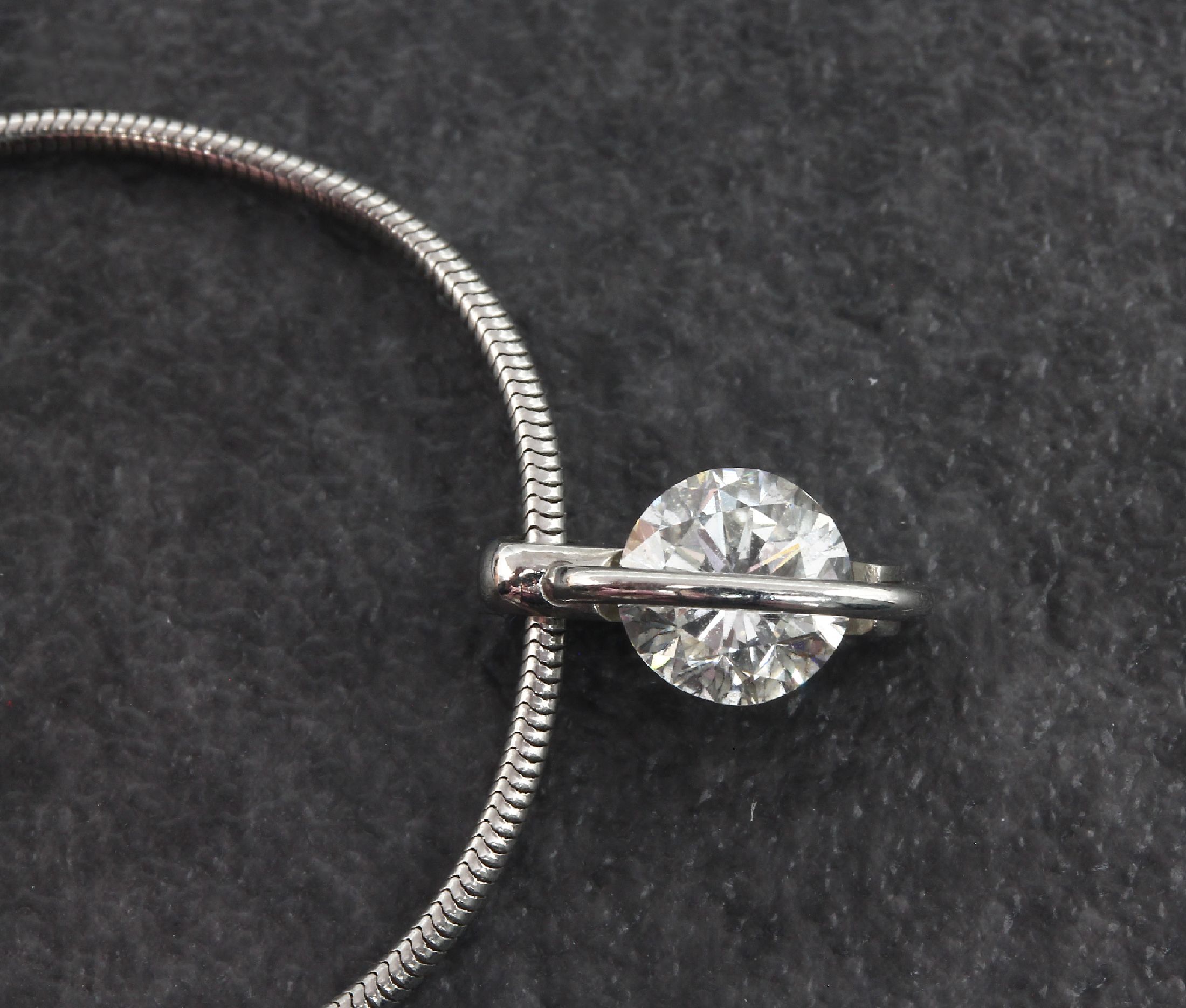 Detail a: Platin Brillant-Anhänger, 950er Pt, einzelner bewegl. gefasster Brillant ca. 1.0 ct Weiß/si, an Pt. Schlangenkette, L. ca. 40 cm, ...