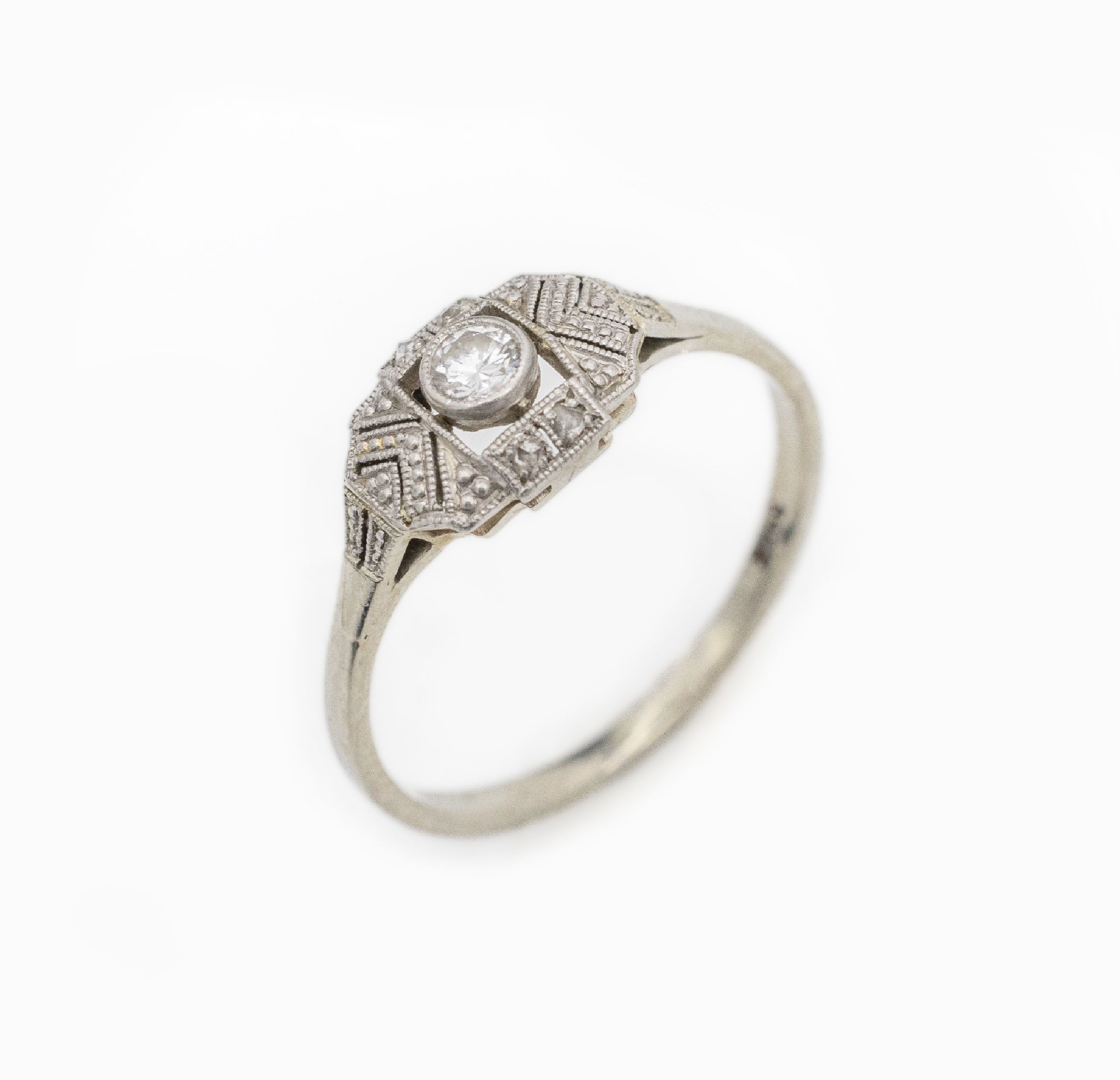 14 kt Gold Brillant-Ring, WG 590/000, im Stil des Art-Deco, Ringkopf durchbrochen gearbeitet, mittig Brillant ca. 0.12 ct feines Weiß/si, RW 57