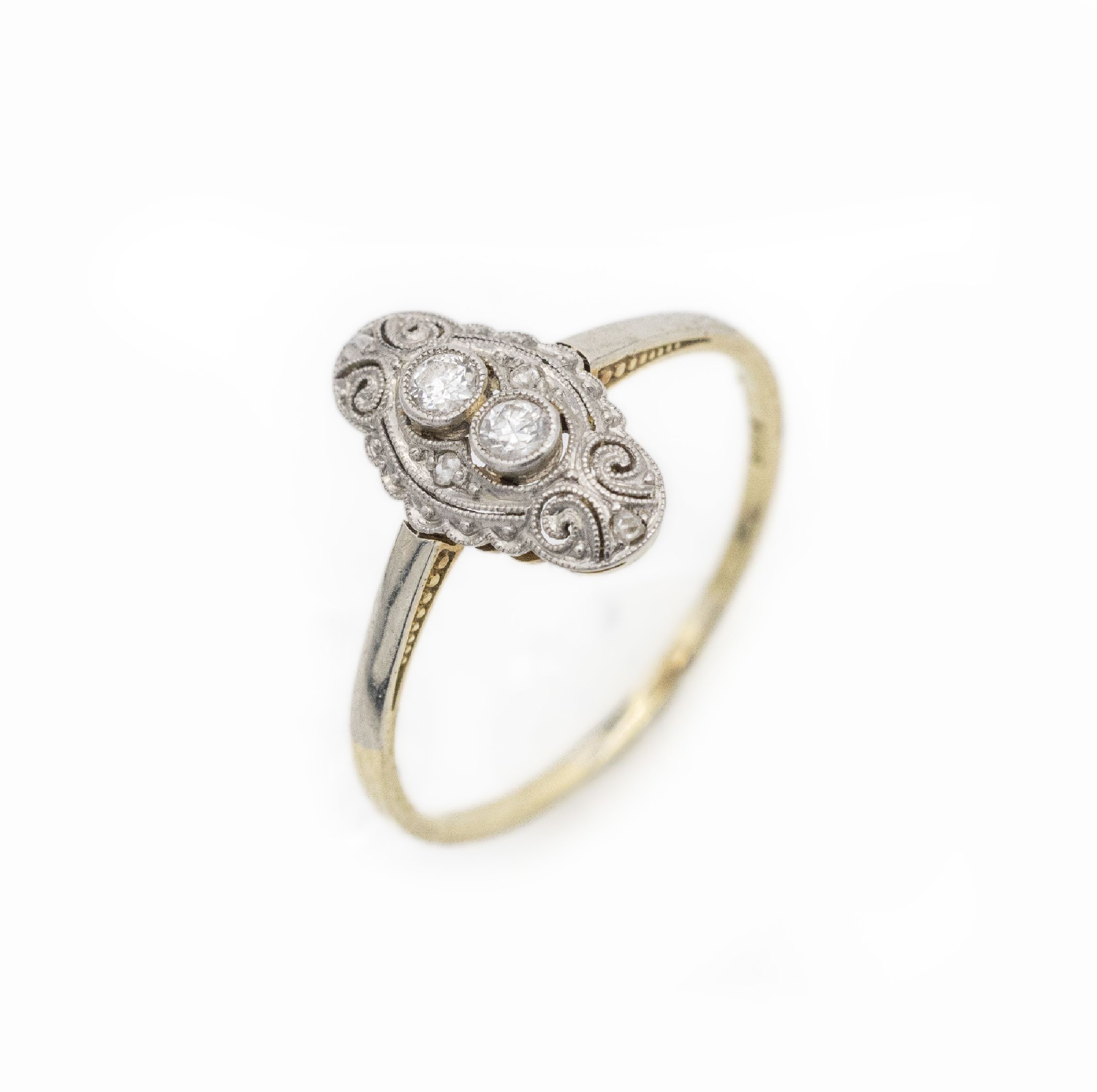 14 kt Gold Art-Deco Diamant-Ring, GG 585/000 platiniert, um 1920, Ringkopf durchbrochen gearbeitet, 2 Altschliffdiamantenzus. ca. 0.12 ct Weiß/si, ...