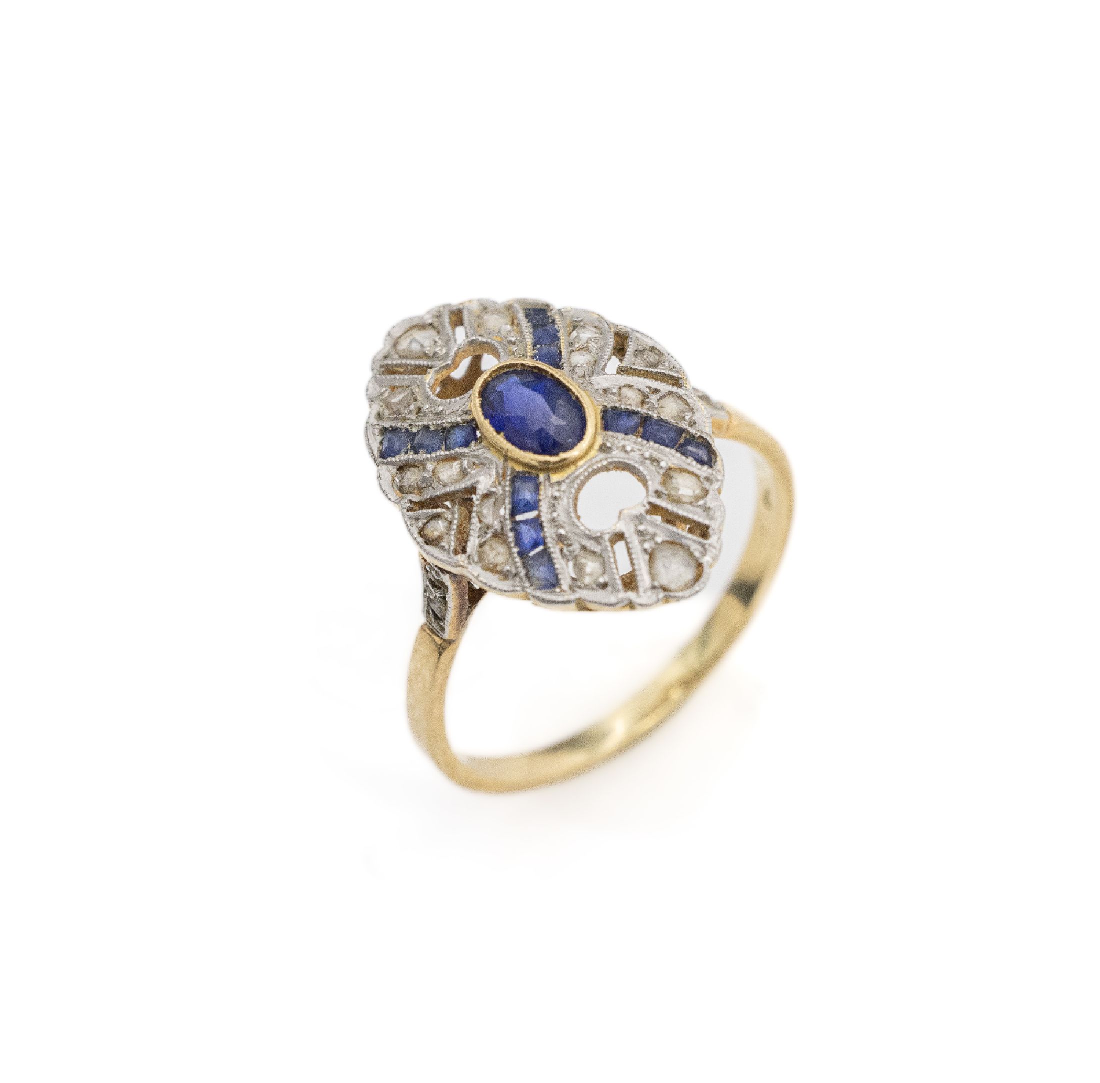18 kt Gold Art-Deco Diamant-Saphir-Ring, GG750/000 platiniert, um 1920, 20 Diamantrosen zus. ca. 0.30 ct, 1 ovalfacett. Saphir und 12 Saphir-Carrees ...