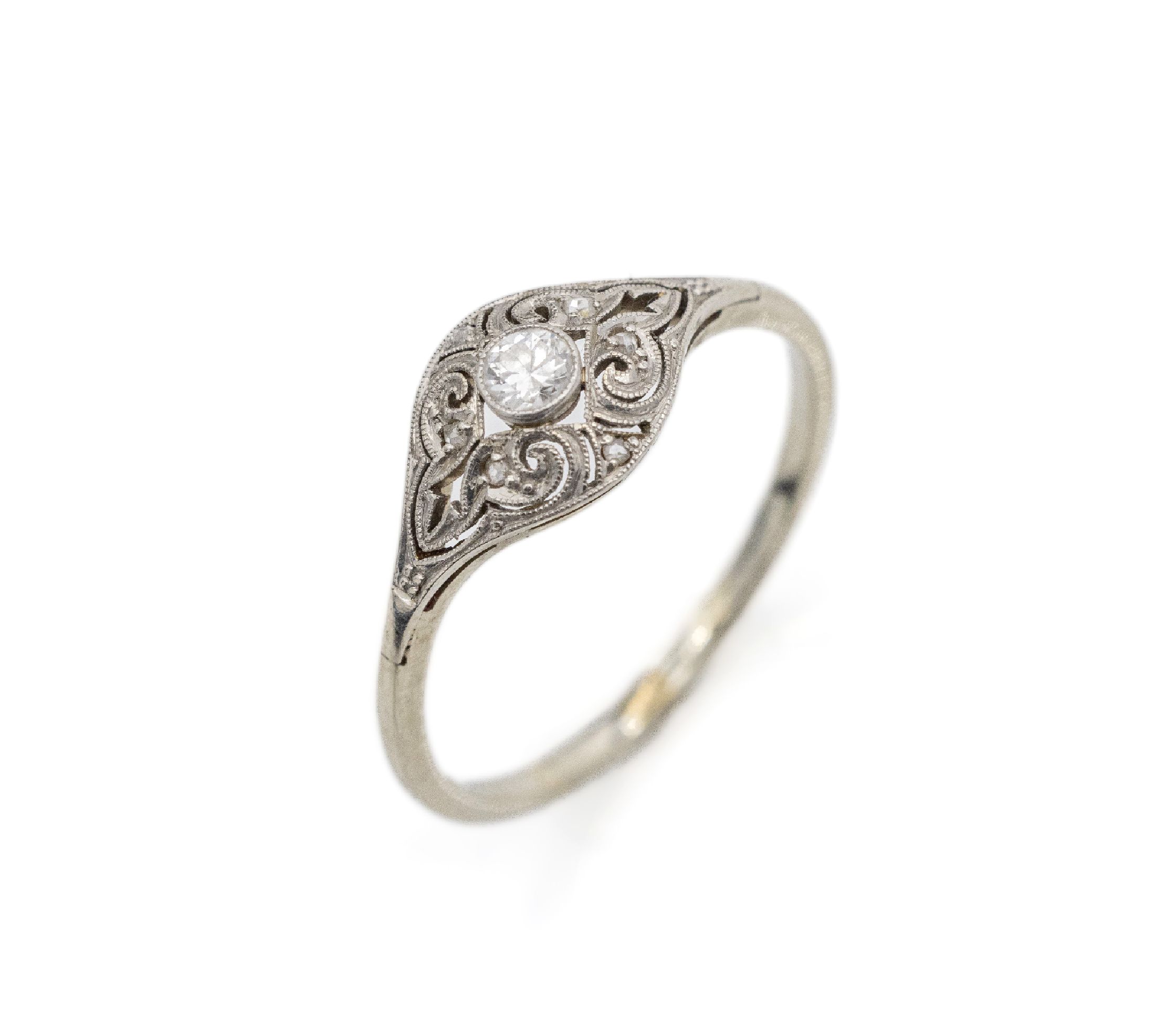 14 kt Gold Diamant-Ring, WG 590/000, um 1930, Ringkopf durchbrochen gearbeitet mittig 1 Altschliffdiamant ca. 0.12 ct Weiß/si, RW 61