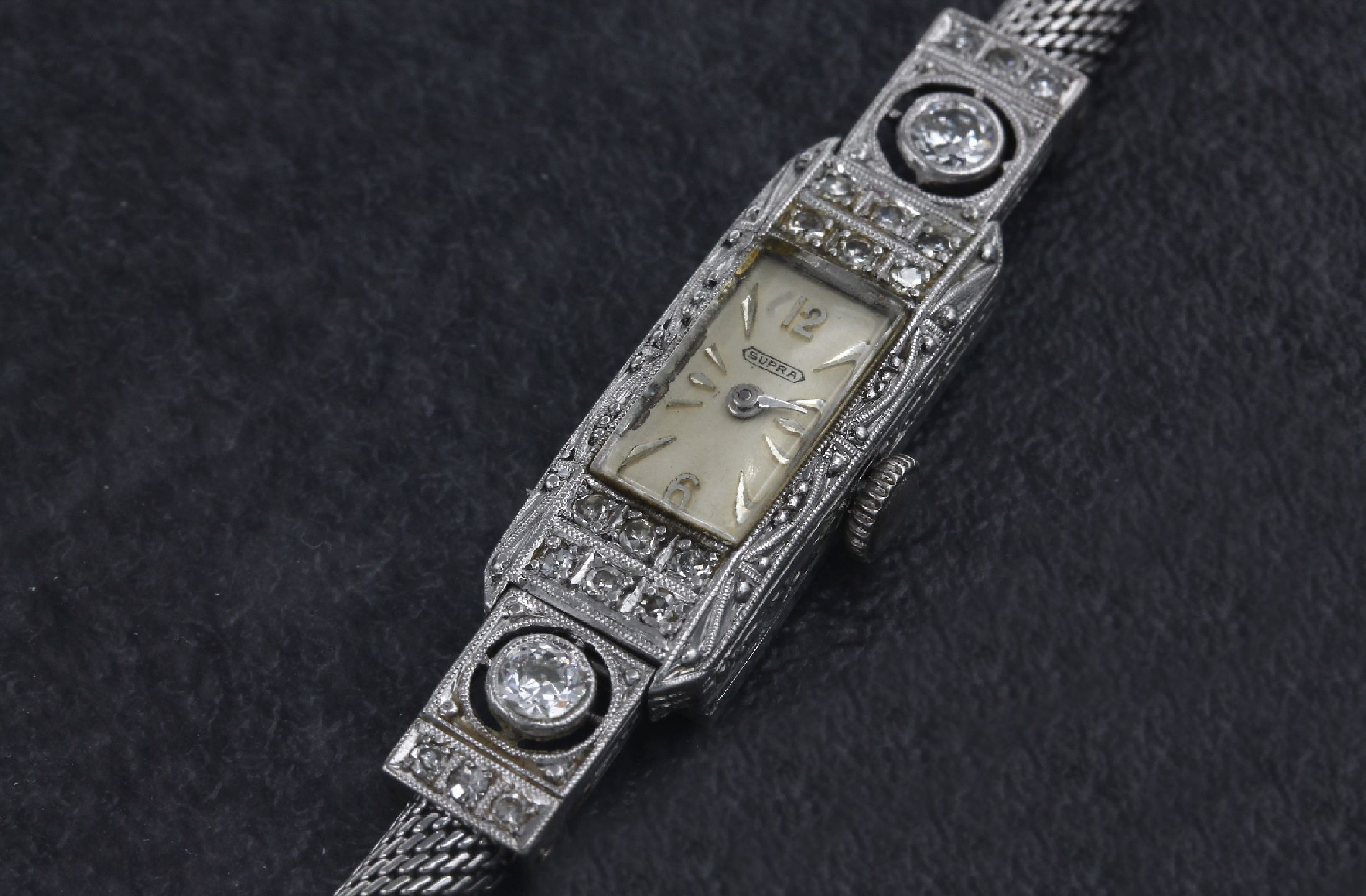 Detail a: Platin Art-Deco Diamant-Uhr, um 1925, Band WG 585/000, Diamanten zus. ca. 0.55 ct Weiß/si-p, Handaufzug, Funktion ungeprüft, L. ca. 19 cm