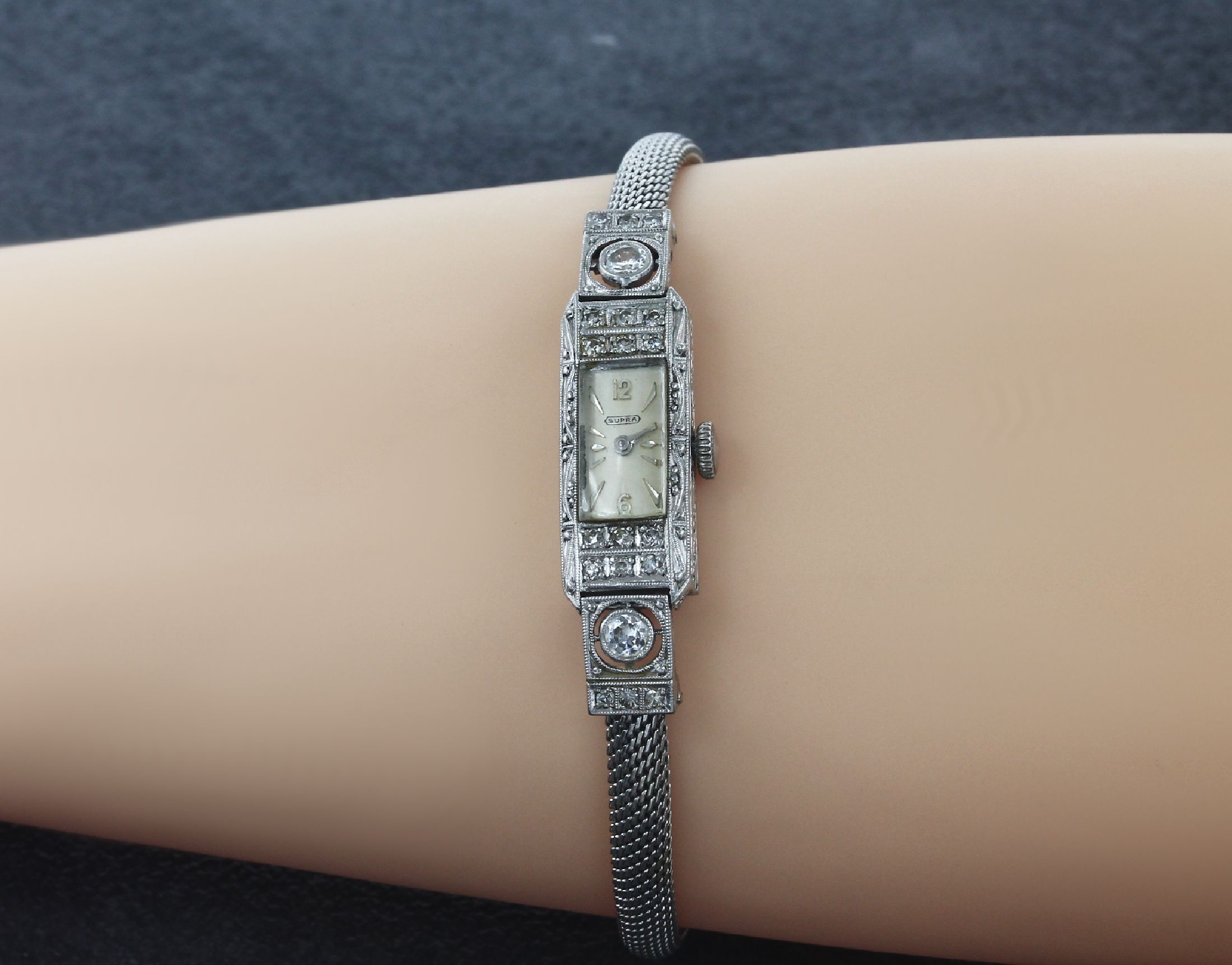 Detail b: Platin Art-Deco Diamant-Uhr, um 1925, Band WG 585/000, Diamanten zus. ca. 0.55 ct Weiß/si-p, Handaufzug, Funktion ungeprüft, L. ca. 19 cm