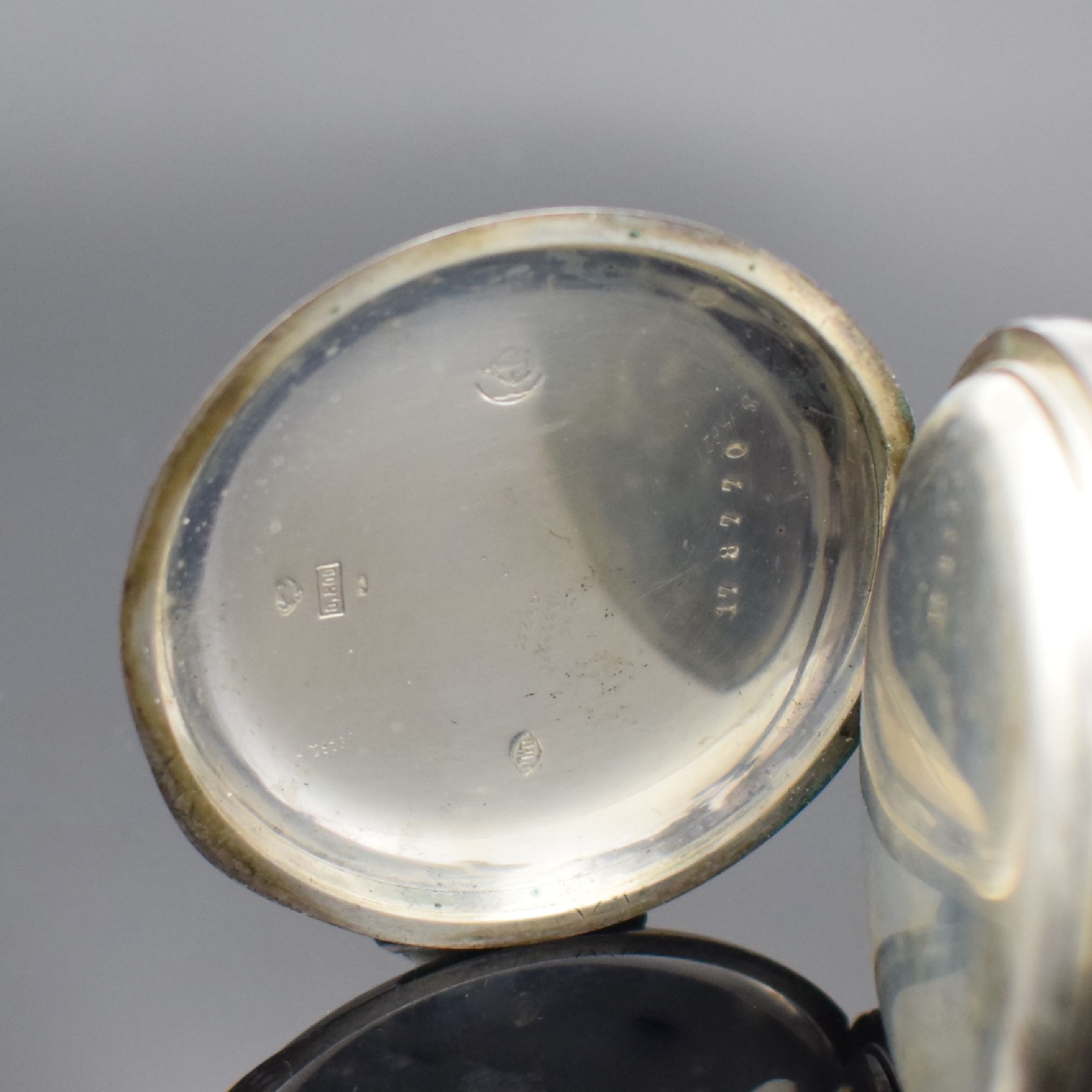 Detail b: IWC offene Taschenuhr in 800er Silber, Schweiz um 1900, teils angel. Geh. dell., guill. Rückdeckel m. Monogrammspiegel, Silbercuvette, ...