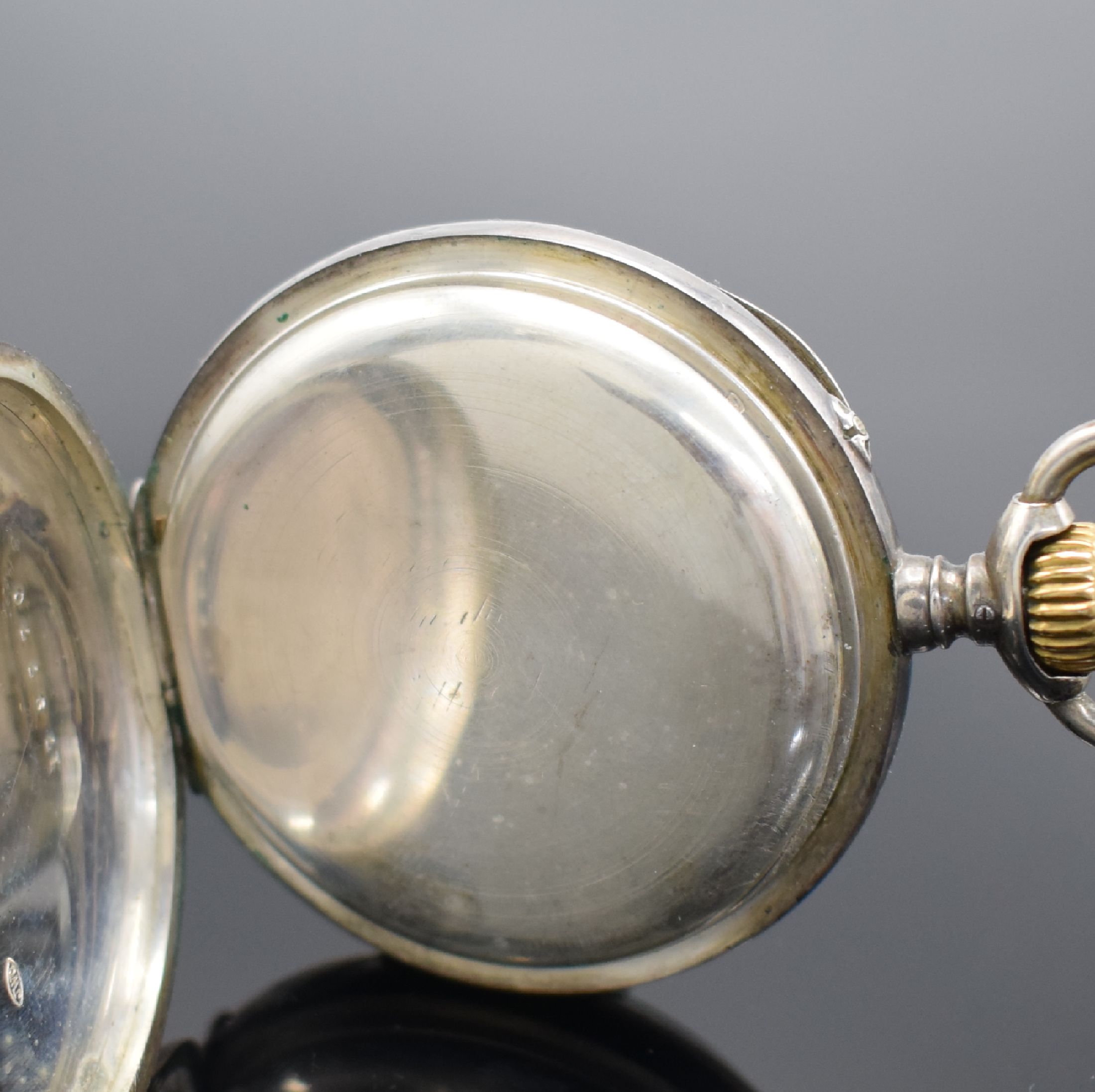 Detail c: IWC offene Taschenuhr in 800er Silber, Schweiz um 1900, teils angel. Geh. dell., guill. Rückdeckel m. Monogrammspiegel, Silbercuvette, ...