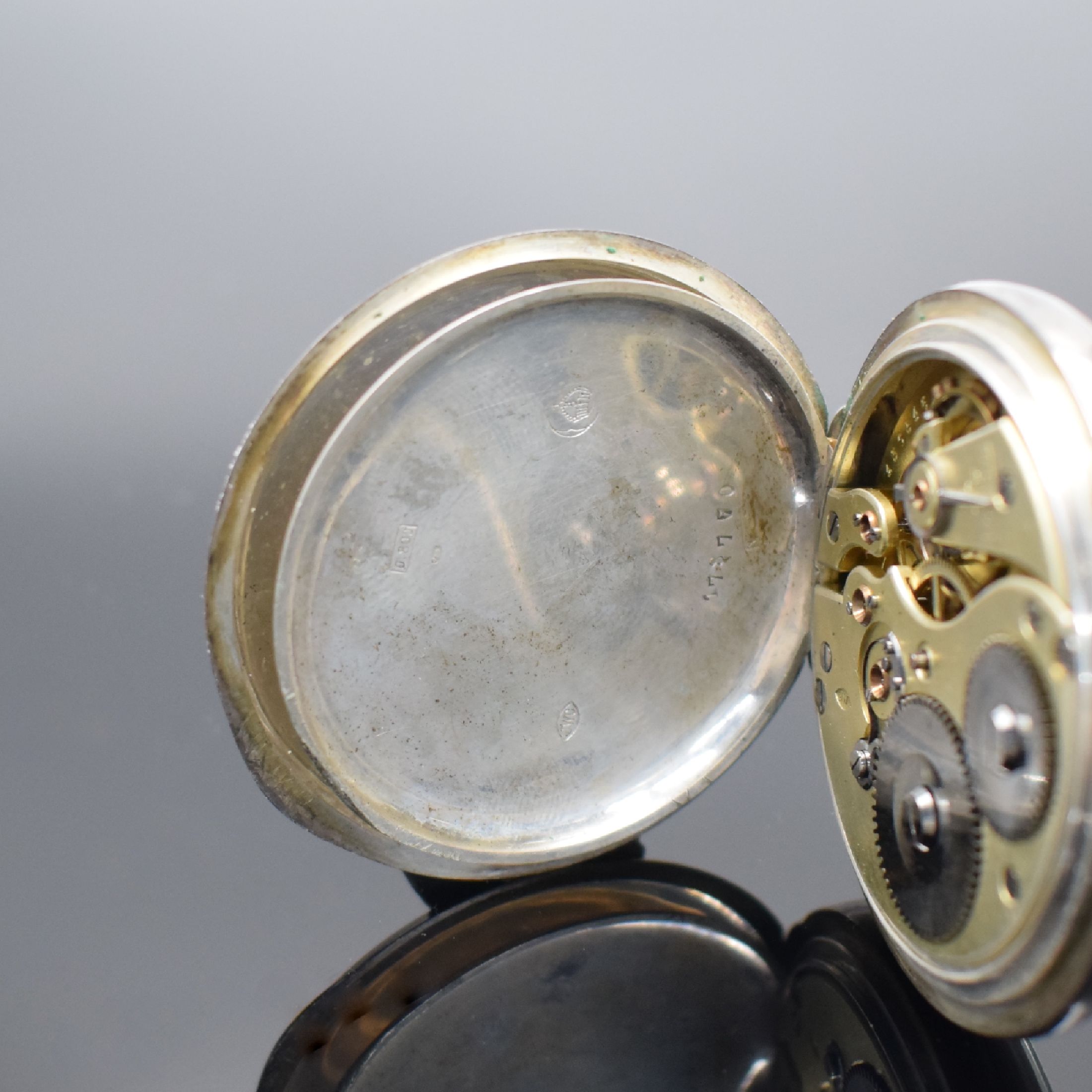 Detail d: IWC offene Taschenuhr in 800er Silber, Schweiz um 1900, teils angel. Geh. dell., guill. Rückdeckel m. Monogrammspiegel, Silbercuvette, ...