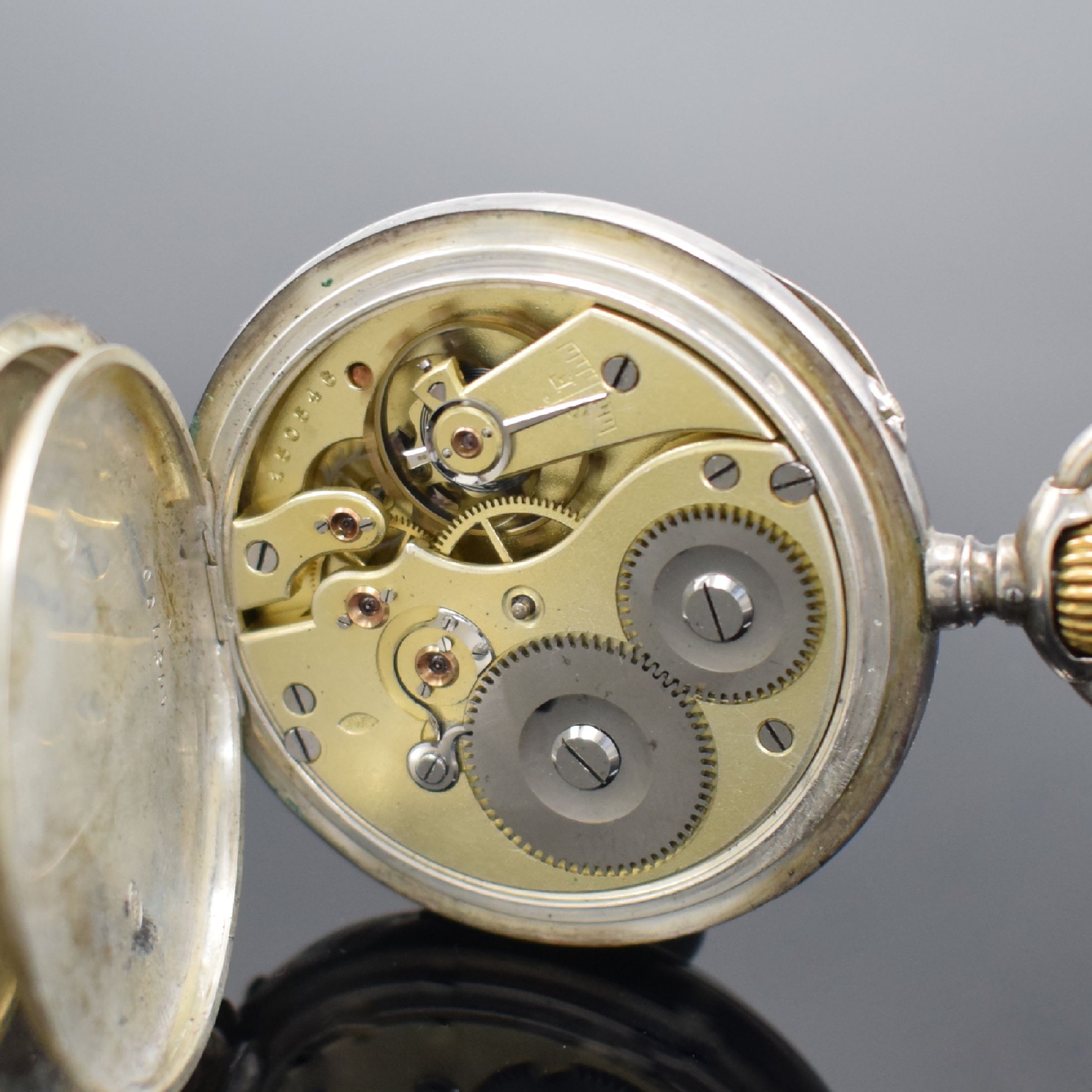 Detail e: IWC offene Taschenuhr in 800er Silber, Schweiz um 1900, teils angel. Geh. dell., guill. Rückdeckel m. Monogrammspiegel, Silbercuvette, ...