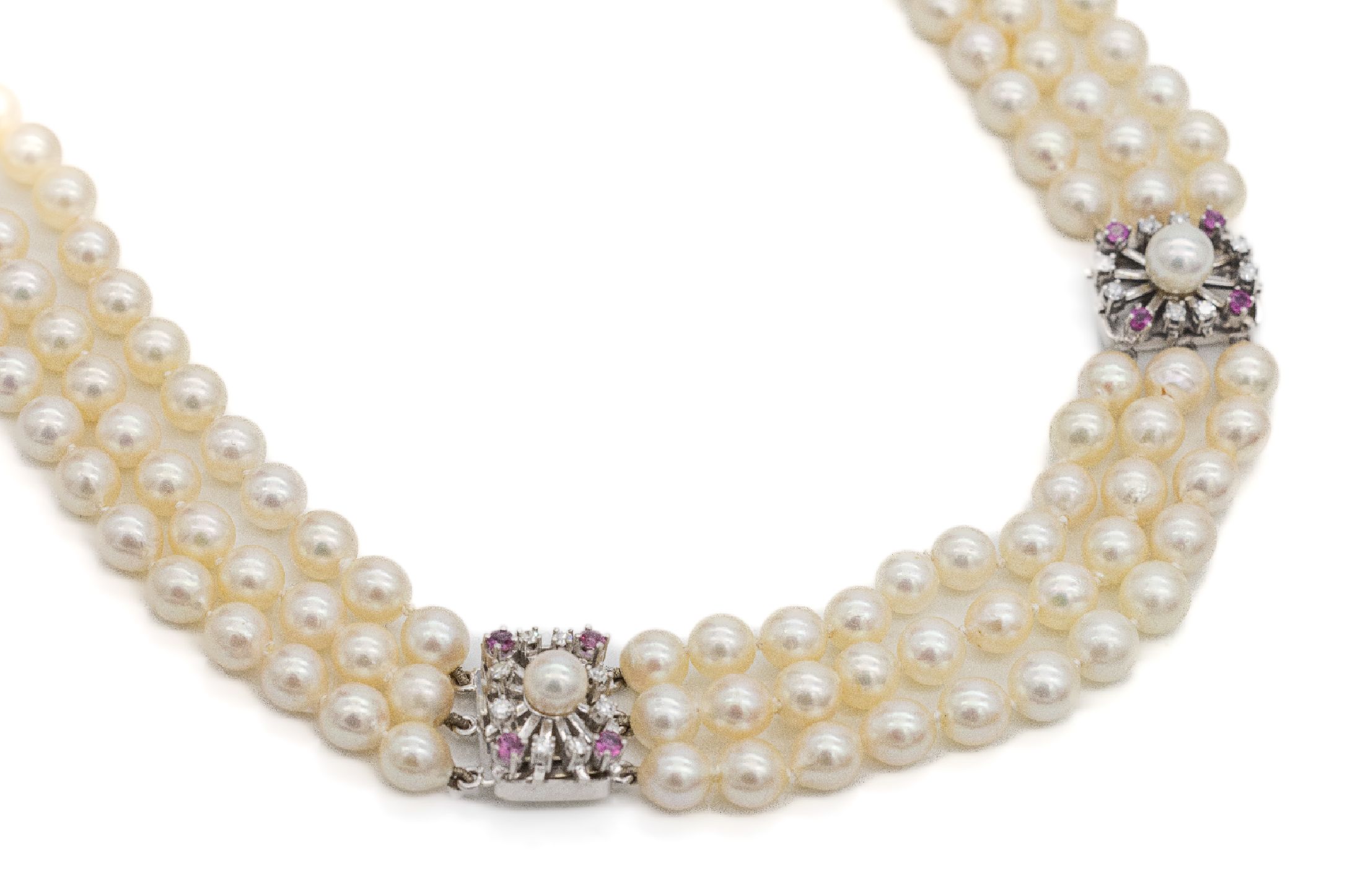 3-reihige Akoja-Rubin-Diamant-Collier , Akojazuchtperlen D. ca. 6.5-7 mm, Verschluss und Zwischenglieder WG 750/000 besetzt mit je einer Perle, 4 ...