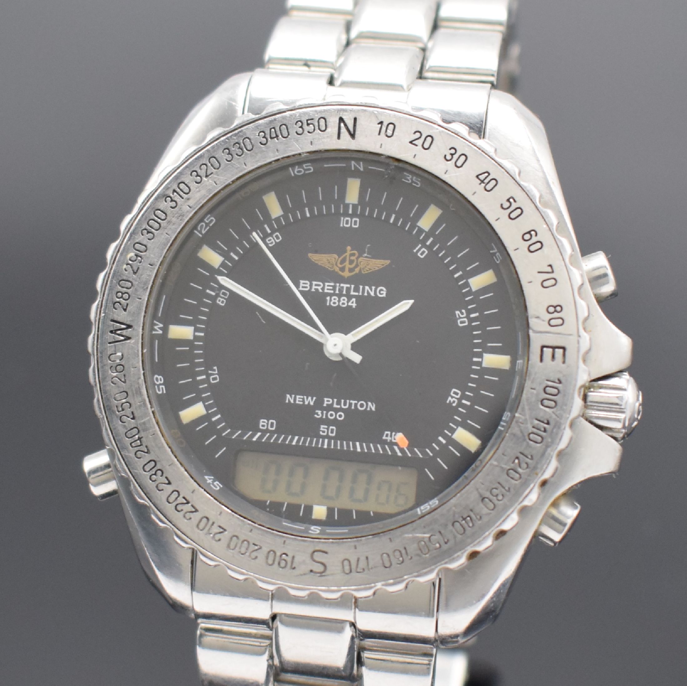 Detail a: BREITLING New Pluton Herrenarmbanduhr in Stahl Referenz A51038, Schweiz 1990er Jahre, quarz, Boden & Krone verschr., orig. Stahlband m. Faltschl., ...