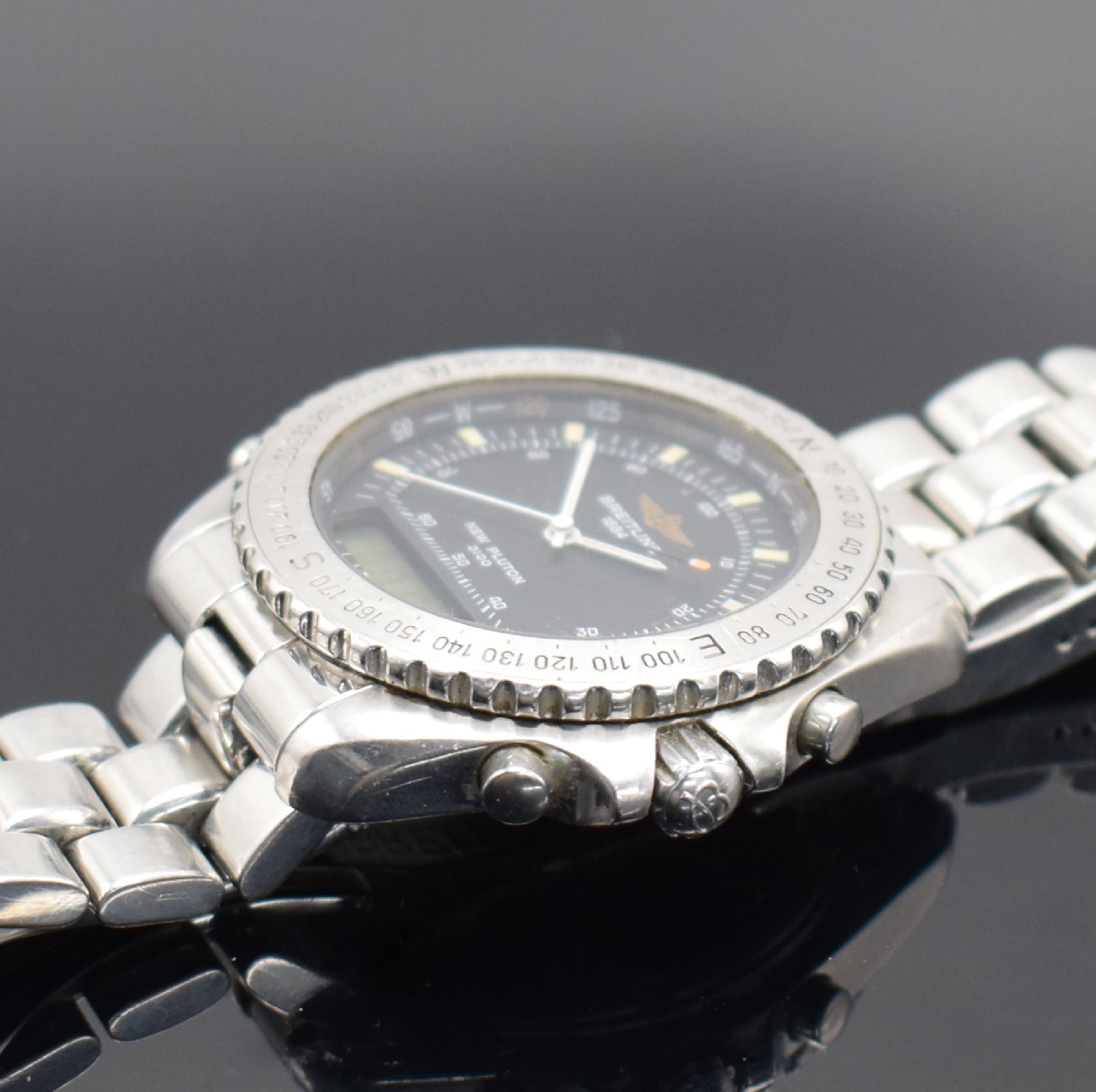 Detail c: BREITLING New Pluton Herrenarmbanduhr in Stahl Referenz A51038, Schweiz 1990er Jahre, quarz, Boden & Krone verschr., orig. Stahlband m. Faltschl., ...