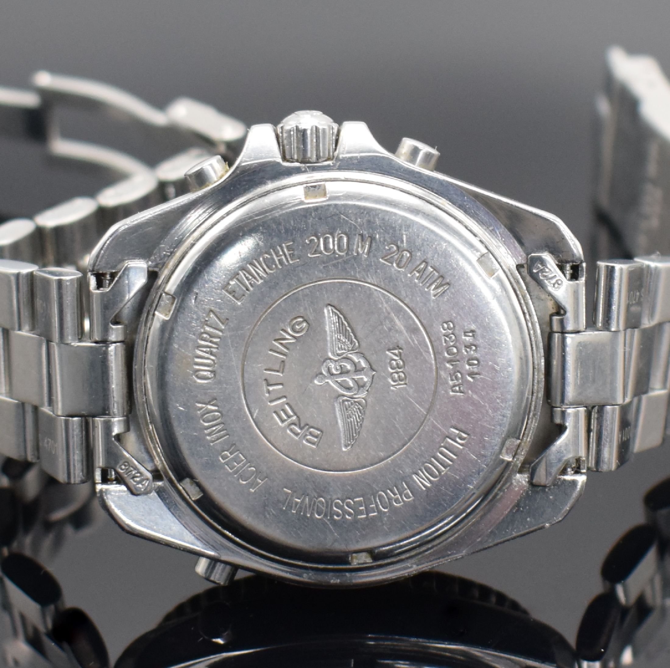Detail d: BREITLING New Pluton Herrenarmbanduhr in Stahl Referenz A51038, Schweiz 1990er Jahre, quarz, Boden & Krone verschr., orig. Stahlband m. Faltschl., ...
