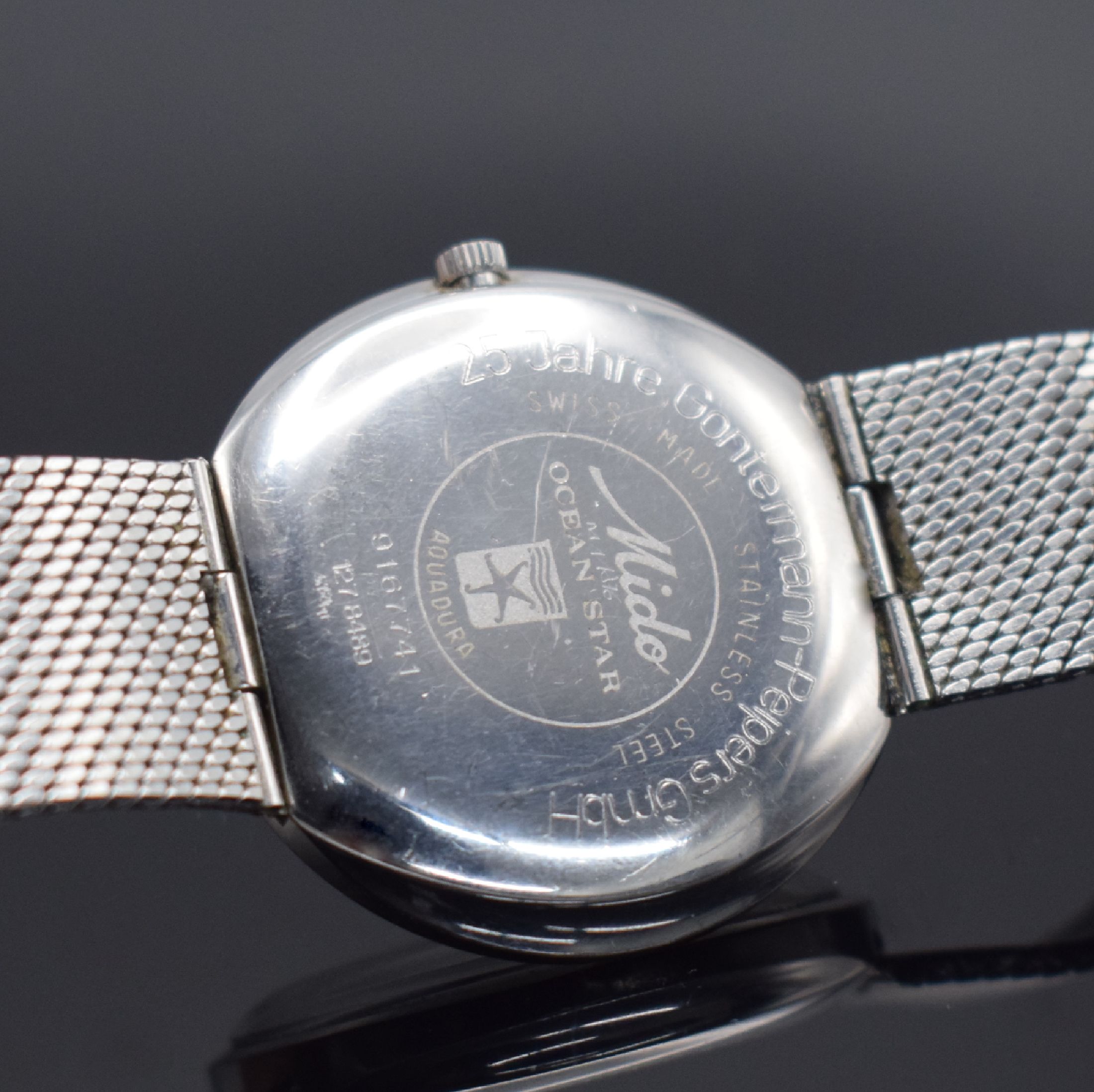 Detail d: MIDO Ocean Star datoday Herrenarmbanduhr in Stahl, Schweiz um 1995, quarz, Monocoque- Geh. inkl. Meshband, Boden m. Jubiläumsgravur,silb. ...
