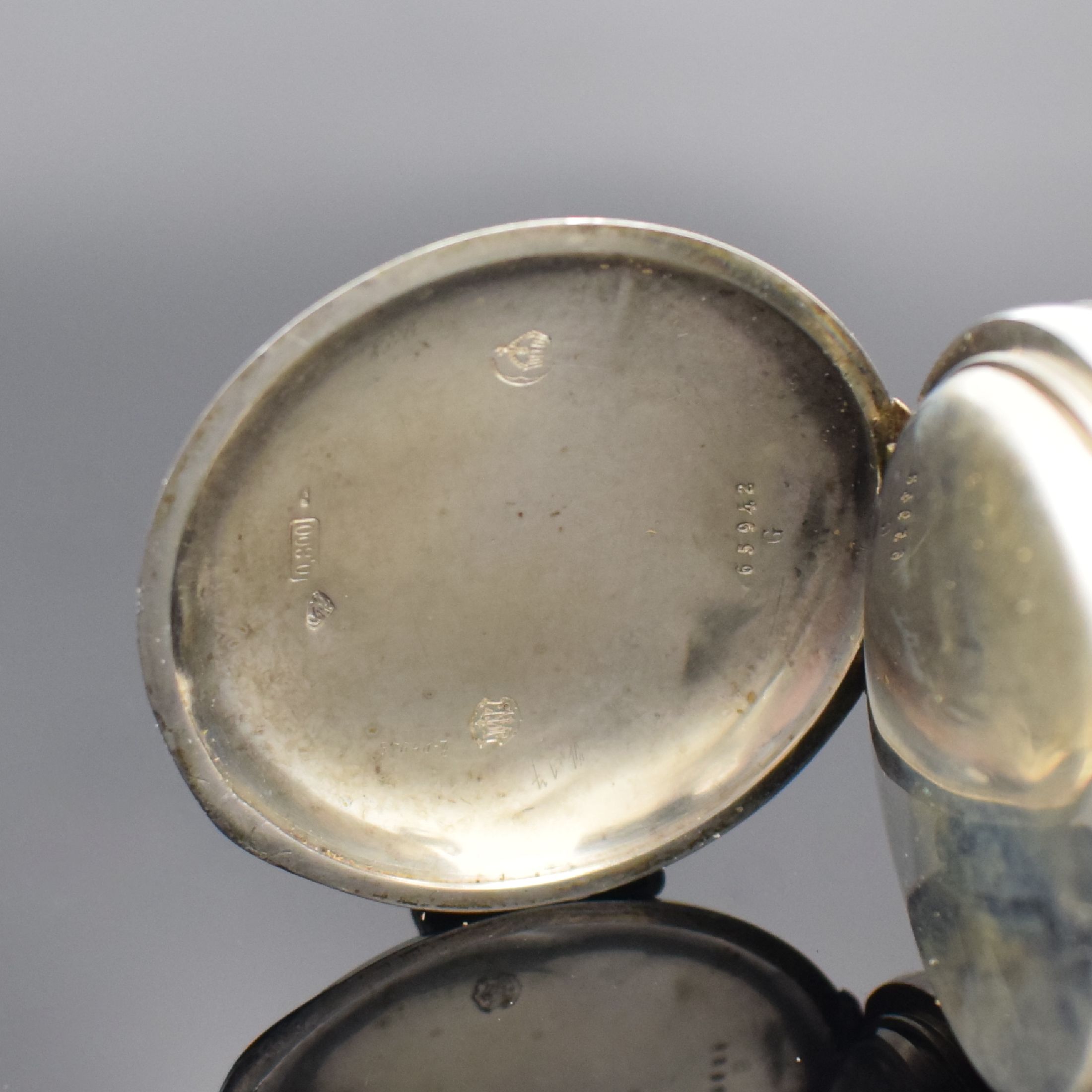 Detail b: IWC offene Taschenuhr in 800er Silber, Schweiz um 1895, Geh. dell., guill. Rückdeckel m. Monogrammspiegel, Silbercuvette, Emailzifferbl. riss., ...