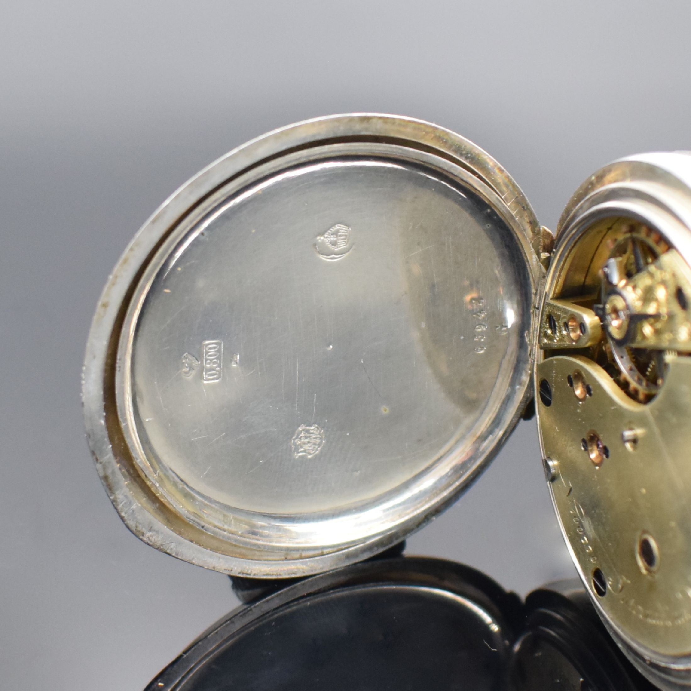 Detail d: IWC offene Taschenuhr in 800er Silber, Schweiz um 1895, Geh. dell., guill. Rückdeckel m. Monogrammspiegel, Silbercuvette, Emailzifferbl. riss., ...