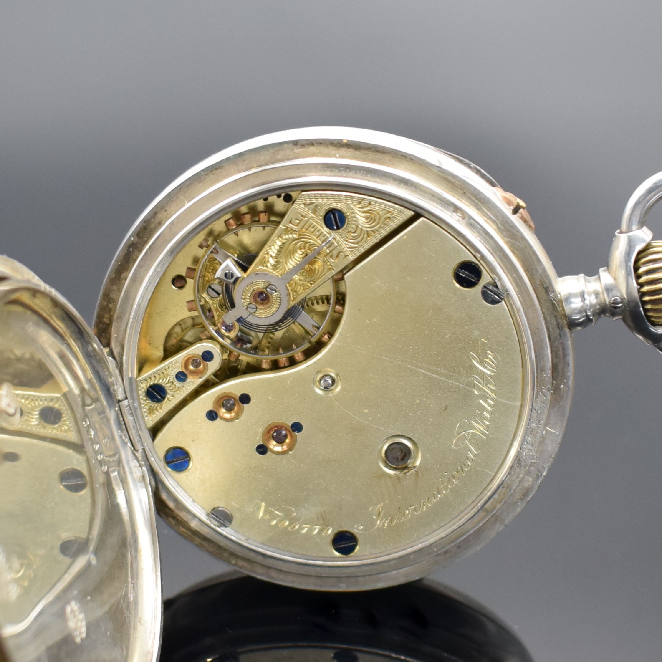 Detail e: IWC offene Taschenuhr in 800er Silber, Schweiz um 1895, Geh. dell., guill. Rückdeckel m. Monogrammspiegel, Silbercuvette, Emailzifferbl. riss., ...