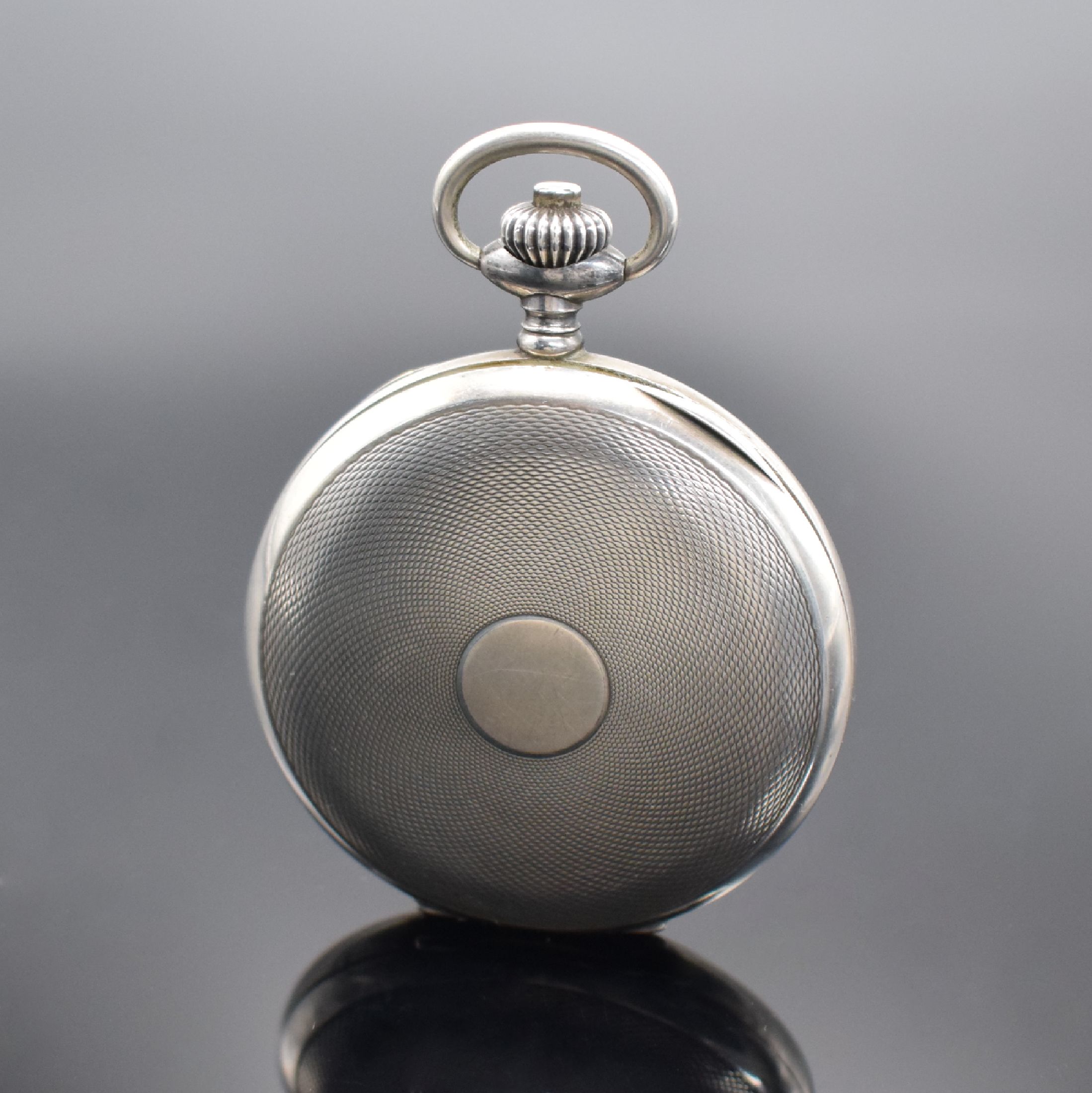 Detail a: Offene Taschenuhr mit Schaltradchronograph in 800er Silber, Schweiz um 1915, Geh. dell., guill. Rückdeckel, Emailzifferbl. l. besch., arab. Zahlen, ...
