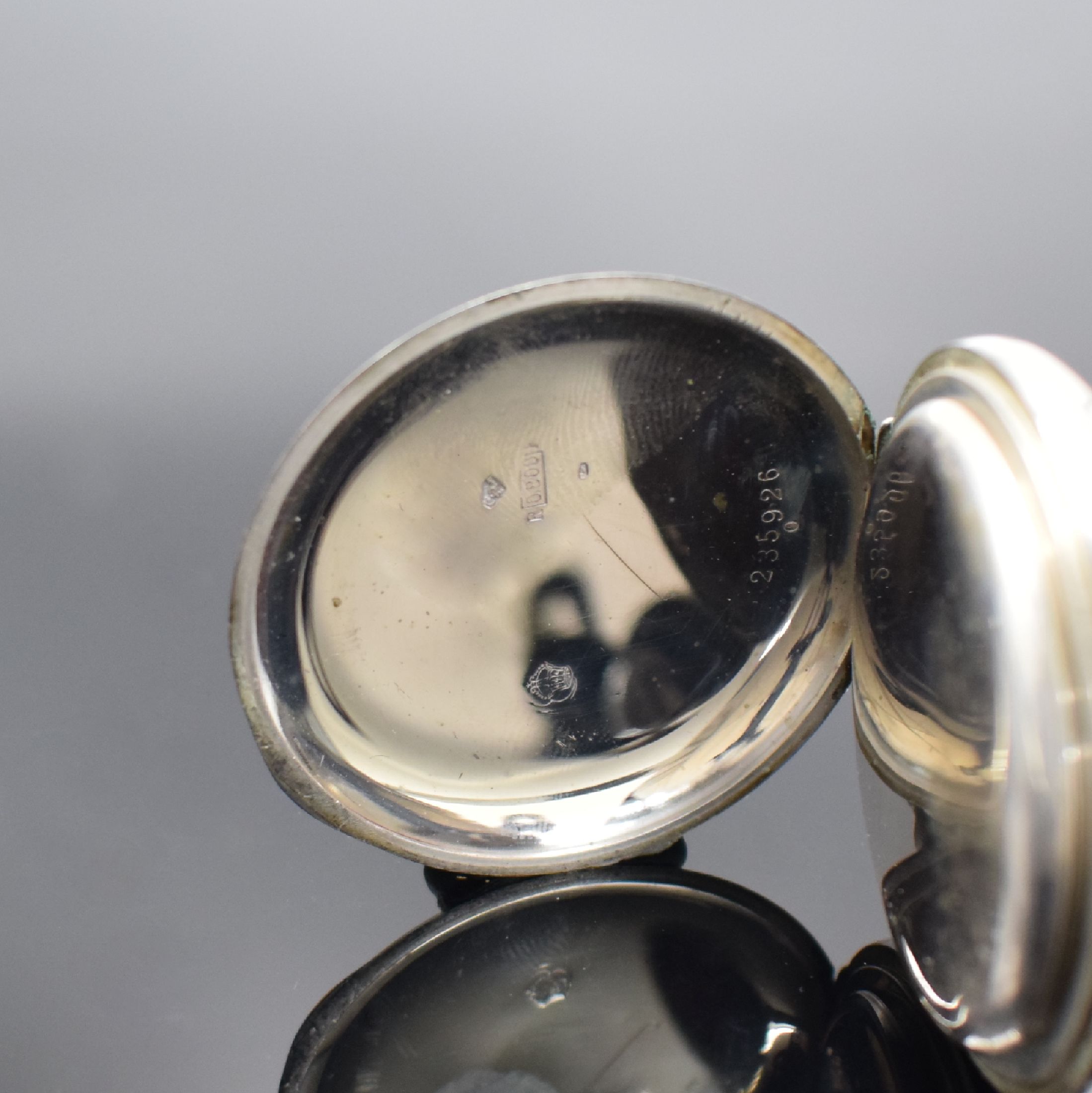 Detail b: Offene Taschenuhr mit Schaltradchronograph in 800er Silber, Schweiz um 1915, Geh. dell., guill. Rückdeckel, Emailzifferbl. l. besch., arab. Zahlen, ...