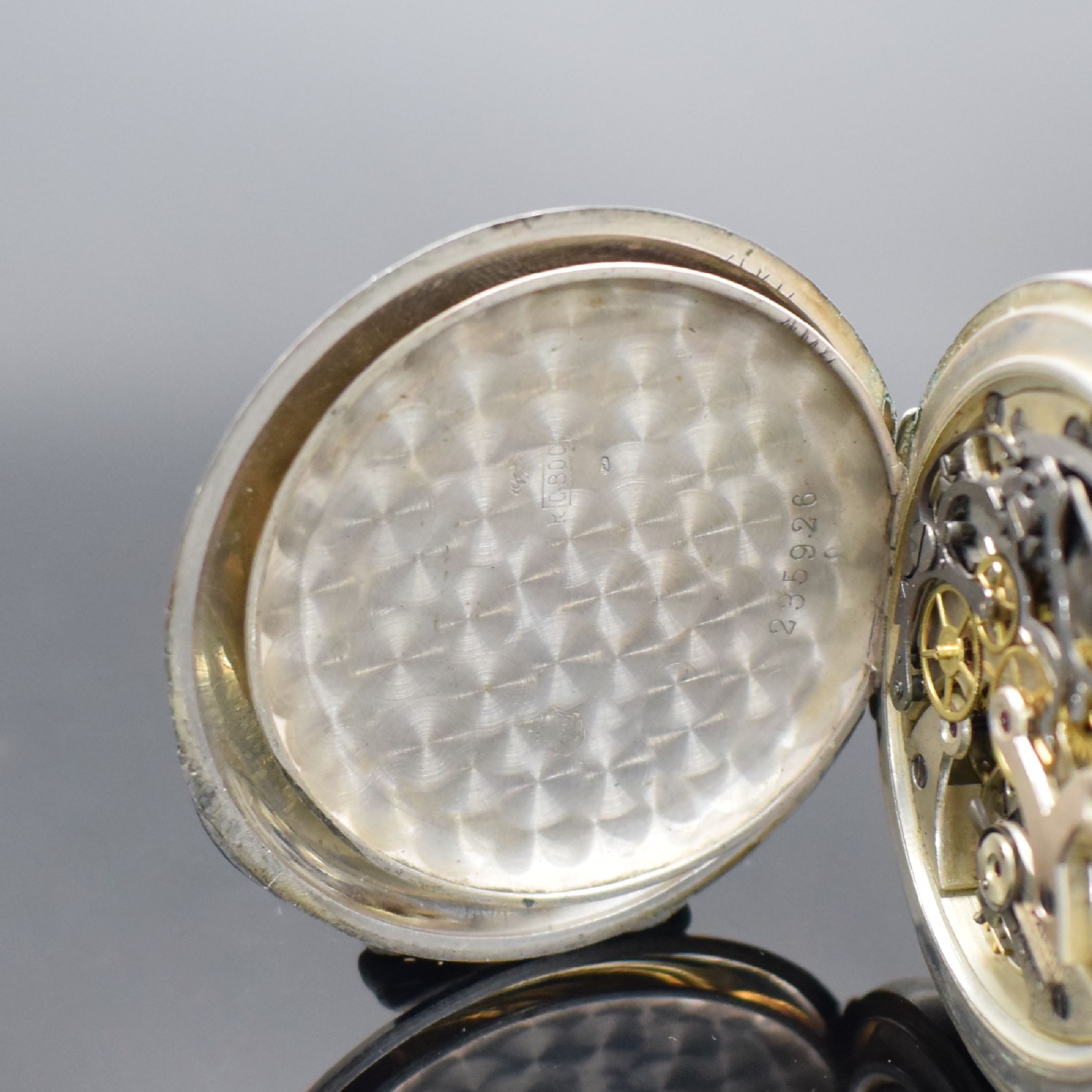 Detail d: Offene Taschenuhr mit Schaltradchronograph in 800er Silber, Schweiz um 1915, Geh. dell., guill. Rückdeckel, Emailzifferbl. l. besch., arab. Zahlen, ...