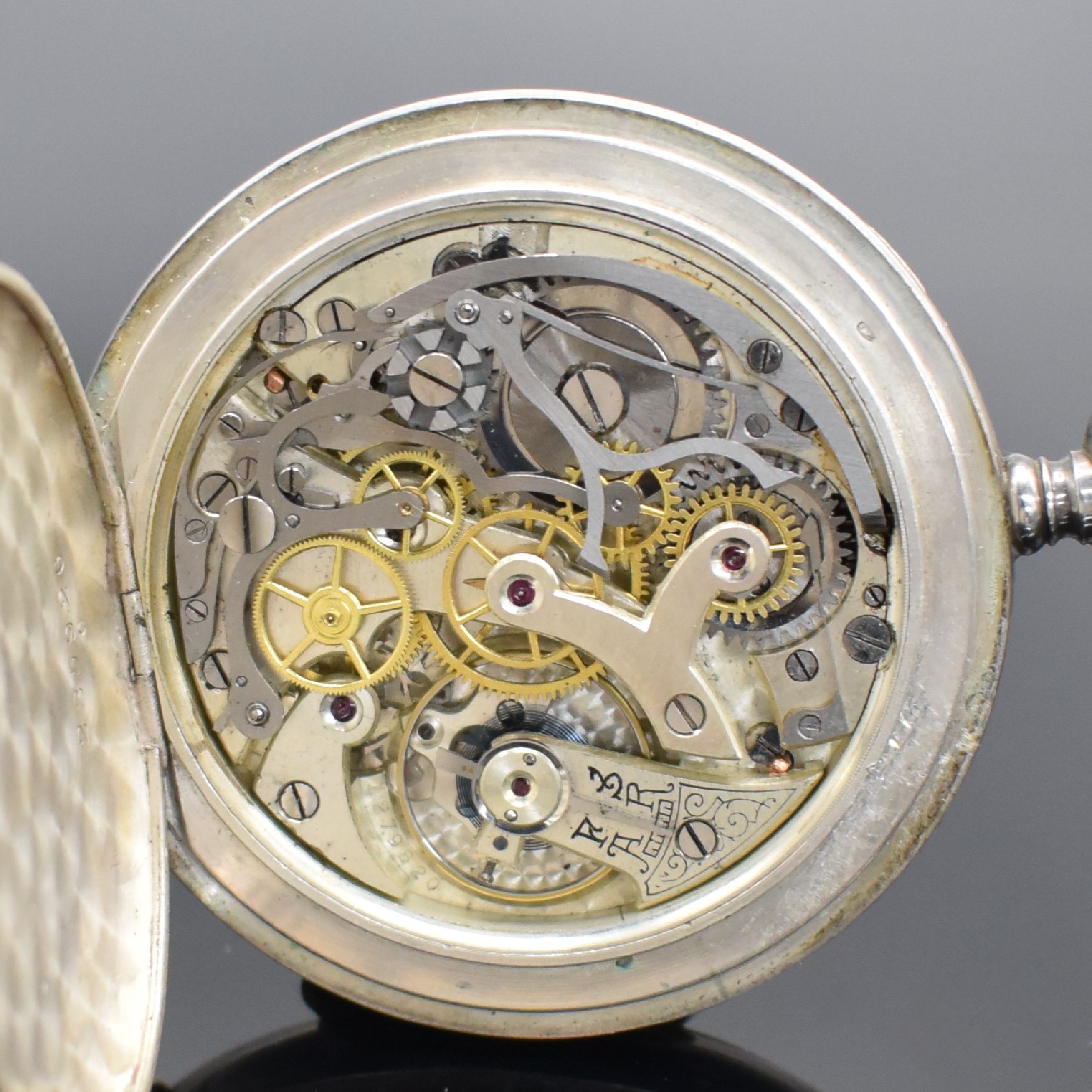 Detail e: Offene Taschenuhr mit Schaltradchronograph in 800er Silber, Schweiz um 1915, Geh. dell., guill. Rückdeckel, Emailzifferbl. l. besch., arab. Zahlen, ...