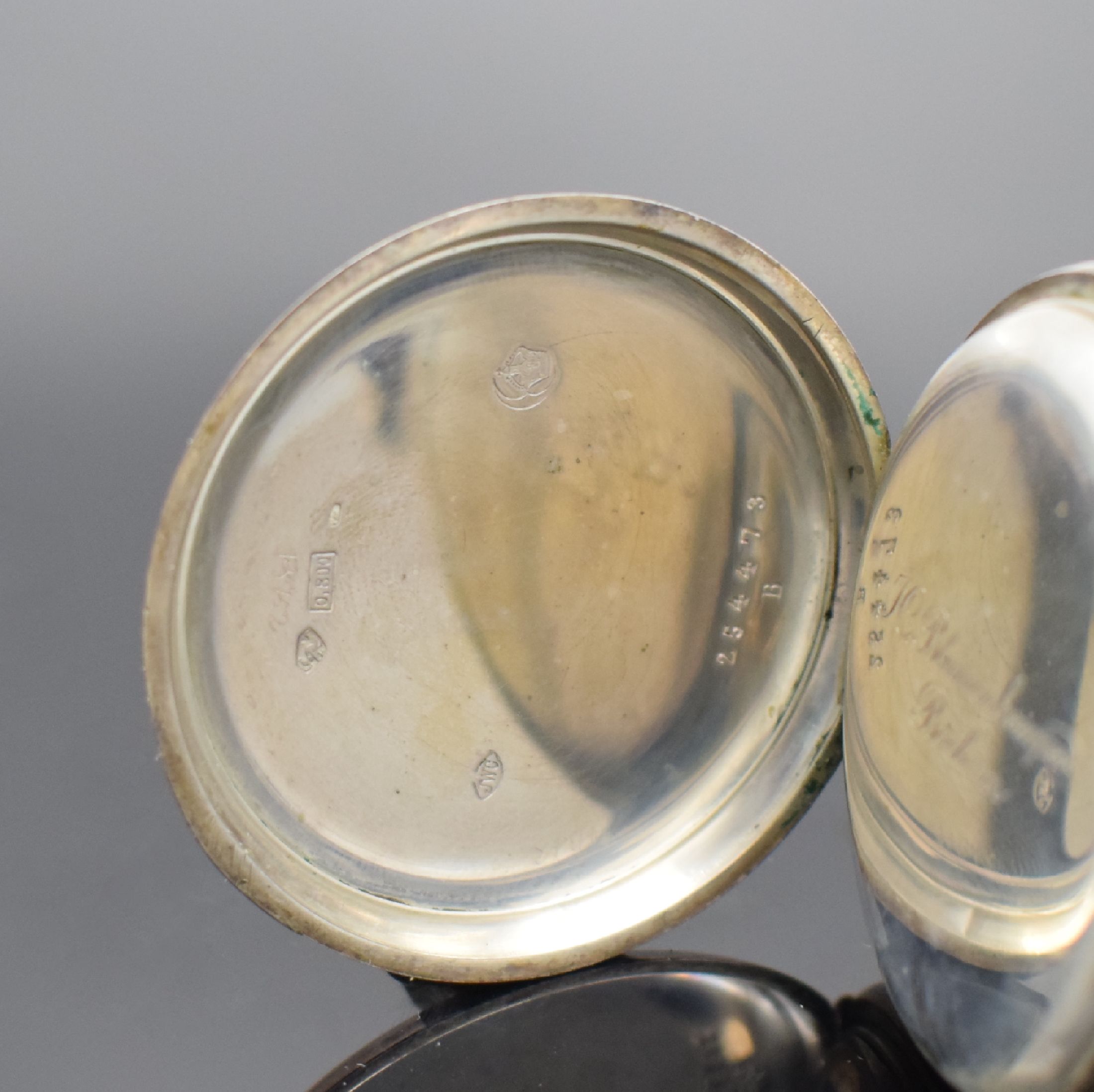 Detail b: IWC offene Taschenuhr in 800er Silber, Schweiz um 1900, verg. Geh. dell., guill. Rückdeckel m. Monogrammspiegel, Silbercuvette m. Widmung, ...