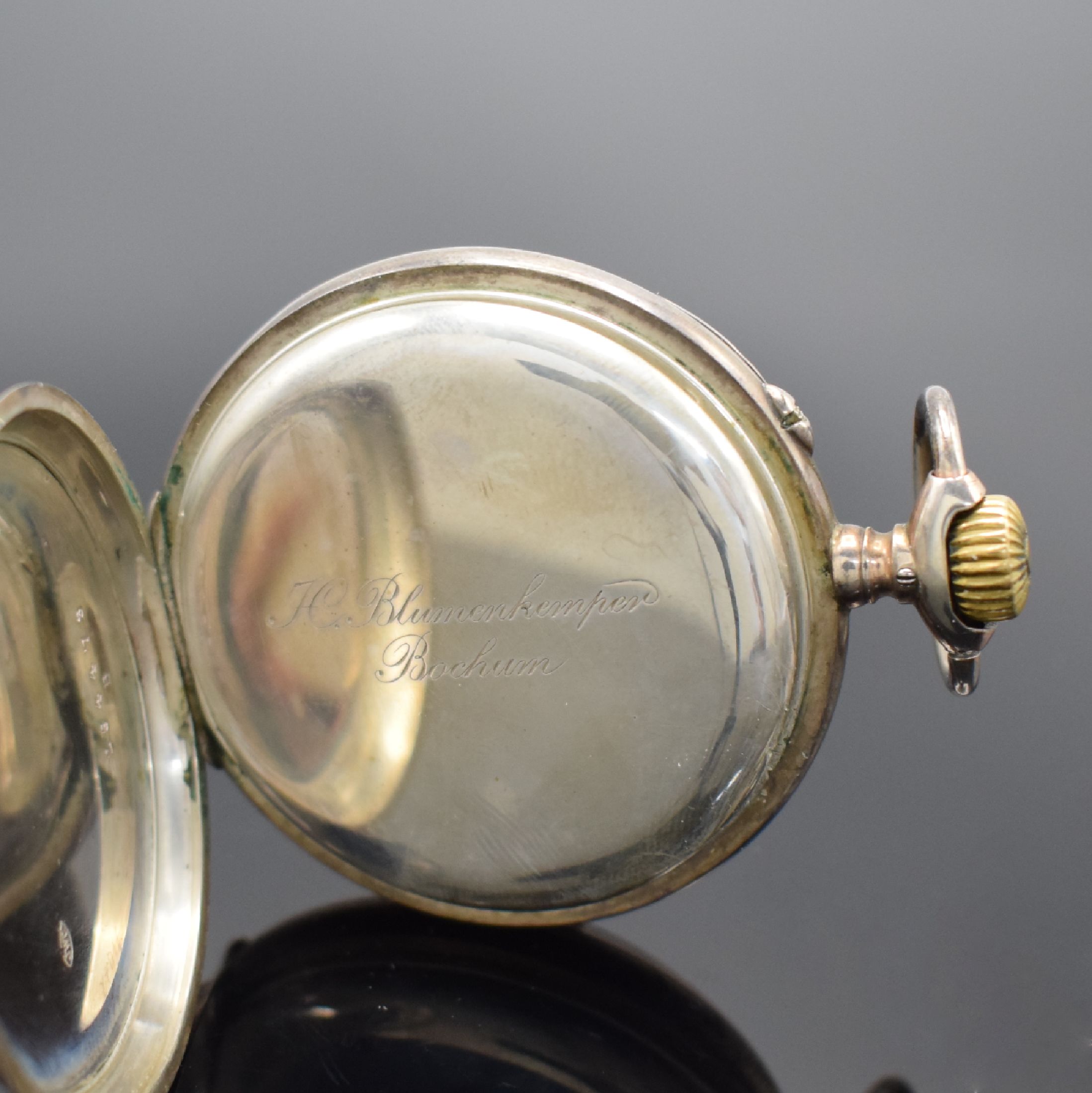 Detail c: IWC offene Taschenuhr in 800er Silber, Schweiz um 1900, verg. Geh. dell., guill. Rückdeckel m. Monogrammspiegel, Silbercuvette m. Widmung, ...