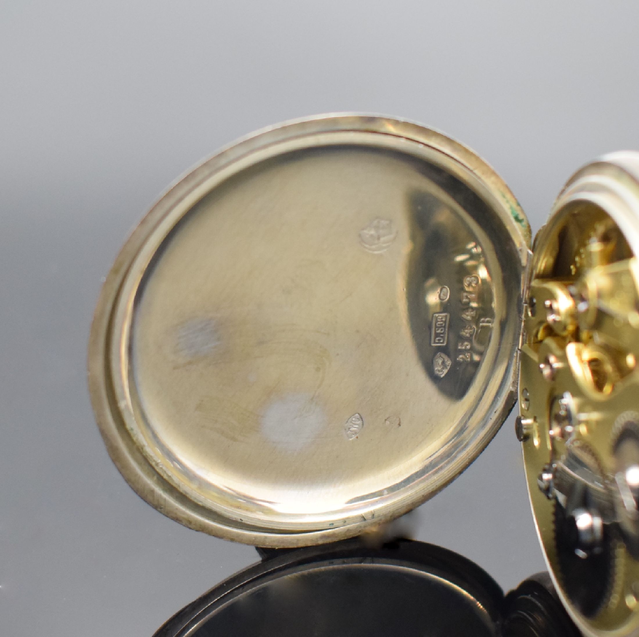 Detail d: IWC offene Taschenuhr in 800er Silber, Schweiz um 1900, verg. Geh. dell., guill. Rückdeckel m. Monogrammspiegel, Silbercuvette m. Widmung, ...