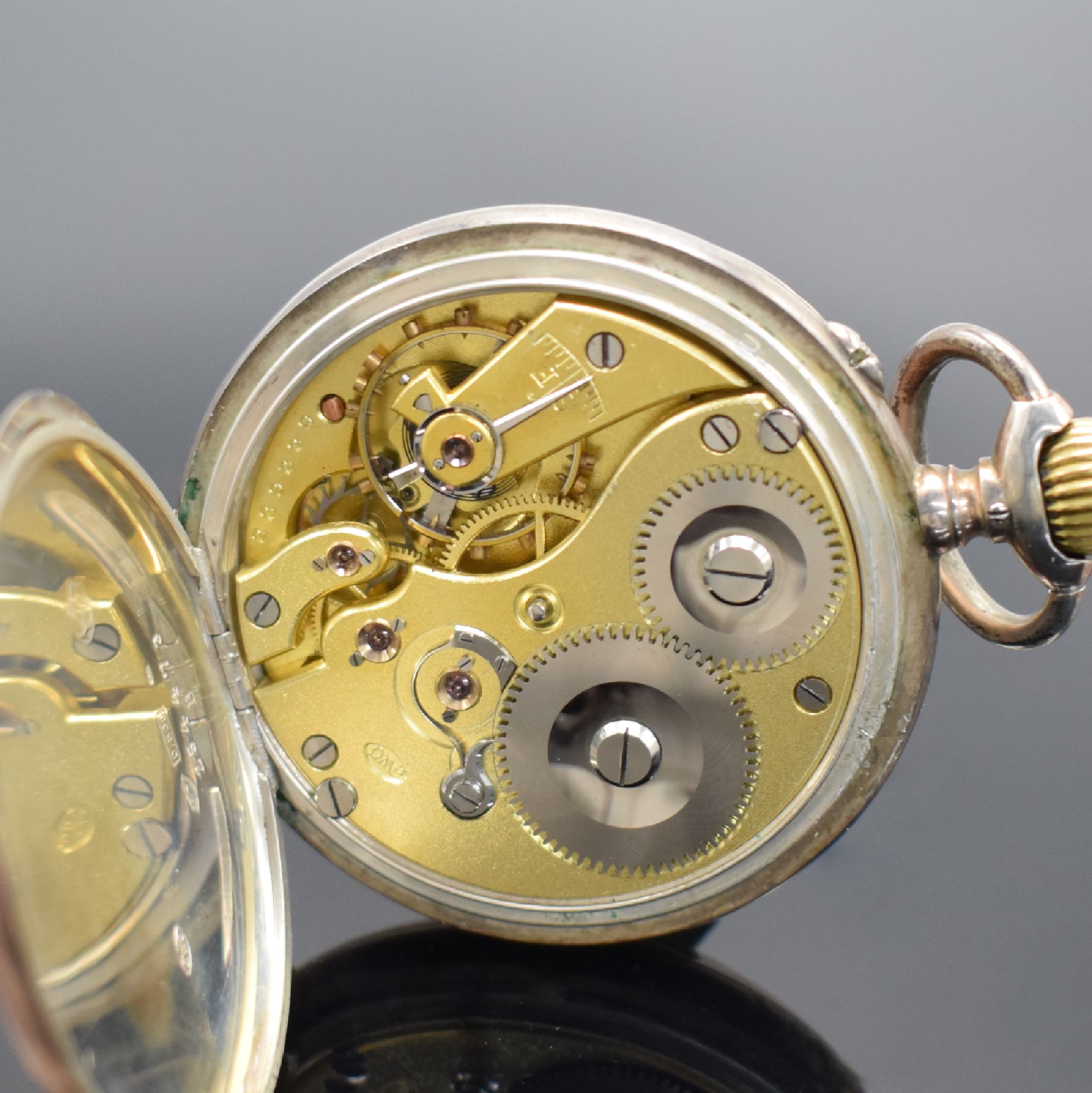 Detail e: IWC offene Taschenuhr in 800er Silber, Schweiz um 1900, verg. Geh. dell., guill. Rückdeckel m. Monogrammspiegel, Silbercuvette m. Widmung, ...