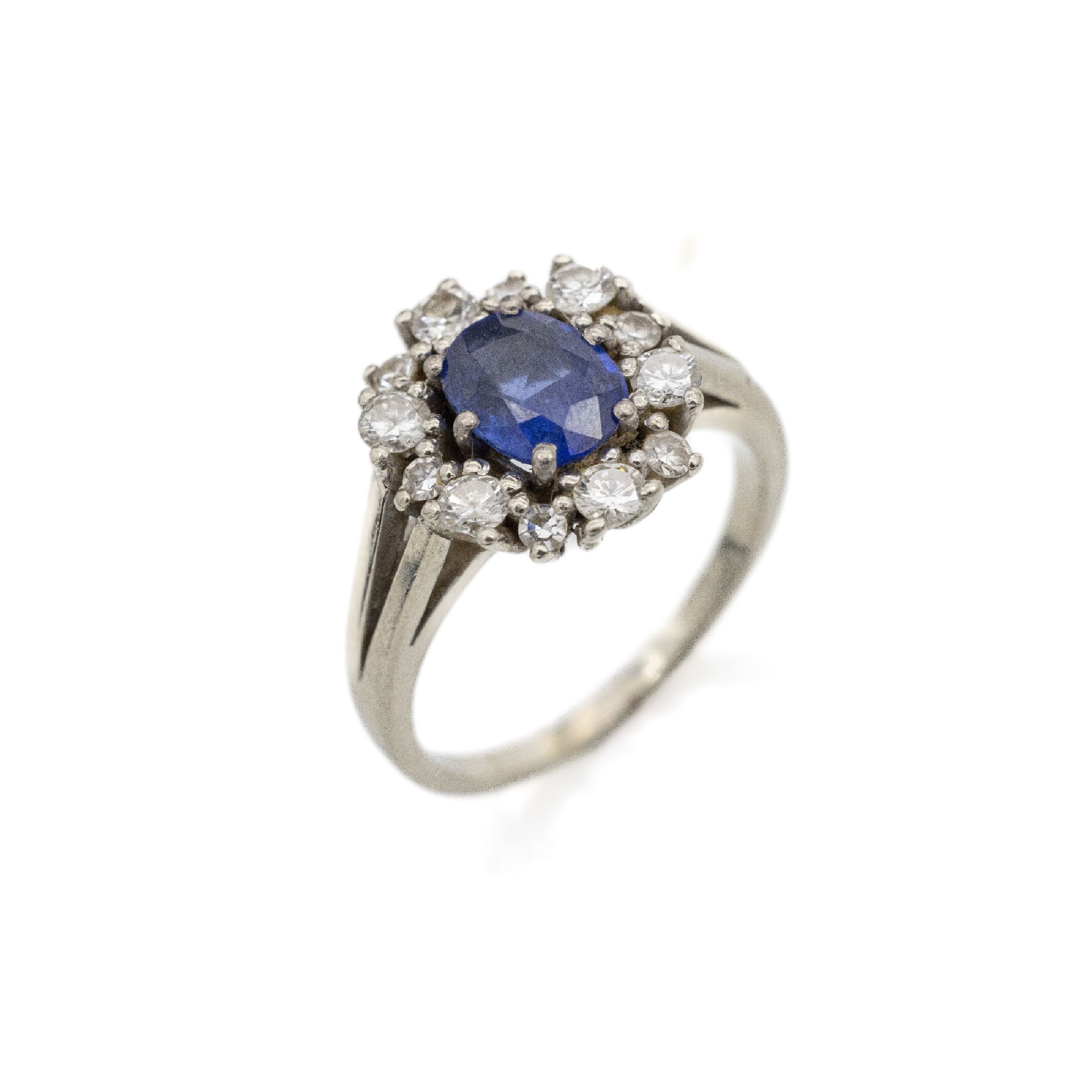 18 kt Gold Saphir Diamant Ring, WG 750/000,mittig facett. Saphir ca. 1.20 ct umgeben von 6 Diamanten und 6 8/8 Diamanten zus. ca. 0.55 ct ...