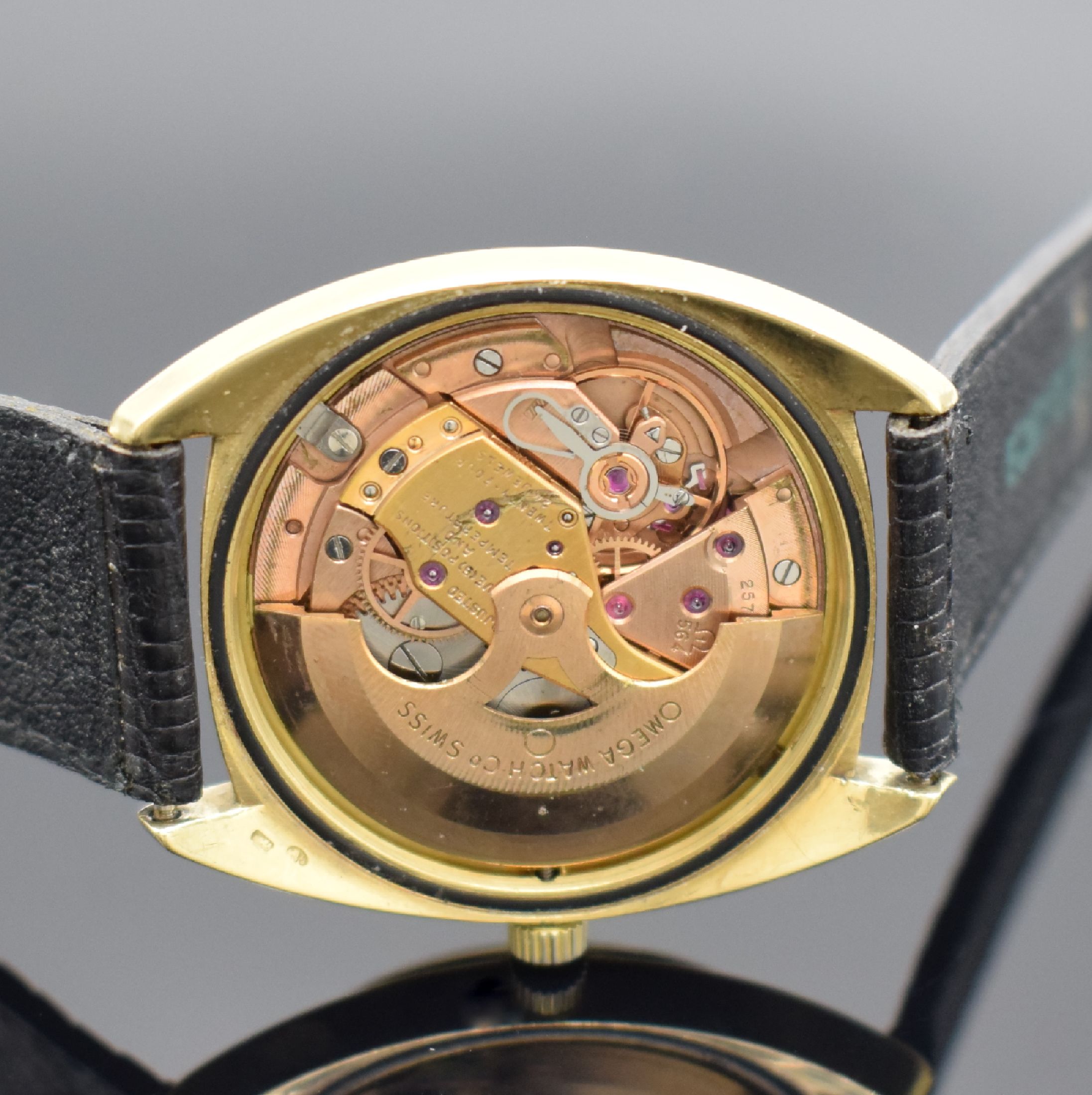 Detail d: OMEGA Herrenarmbanduhr Constellation Chronometer in GG 750/000 Referenz 168009, Schweiz um 1967, Automatik, Boden m. Darst. Sternwarte verschr., ...