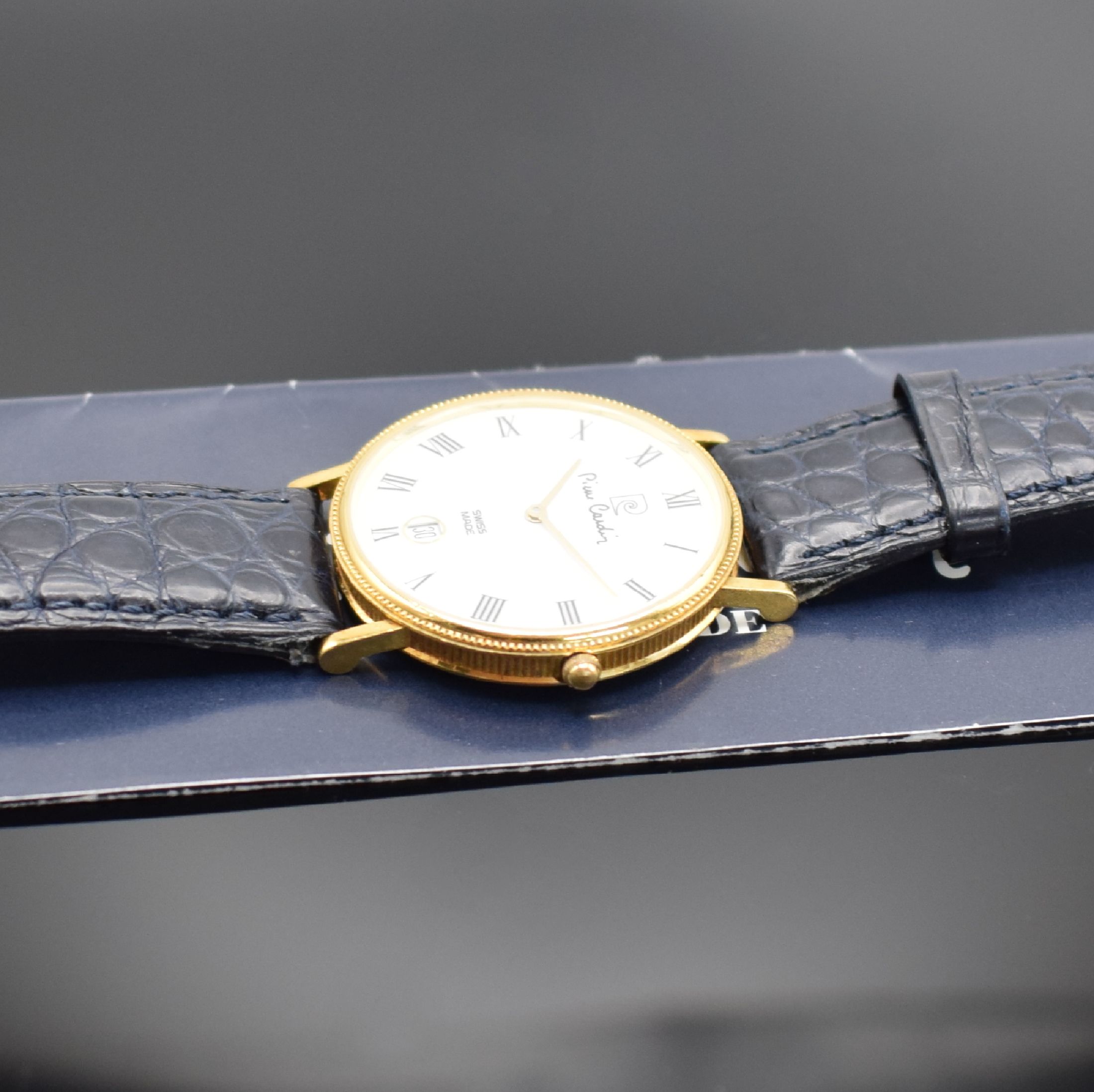 Detail d: PIERRE CARDIN Armbanduhr in GG 750/000, Schweiz verk. lt. beil. Garantie 06/1994, quarz, Boden aufgedr., Münzrand, Saphirglas, weißes Zifferbl. m. ...