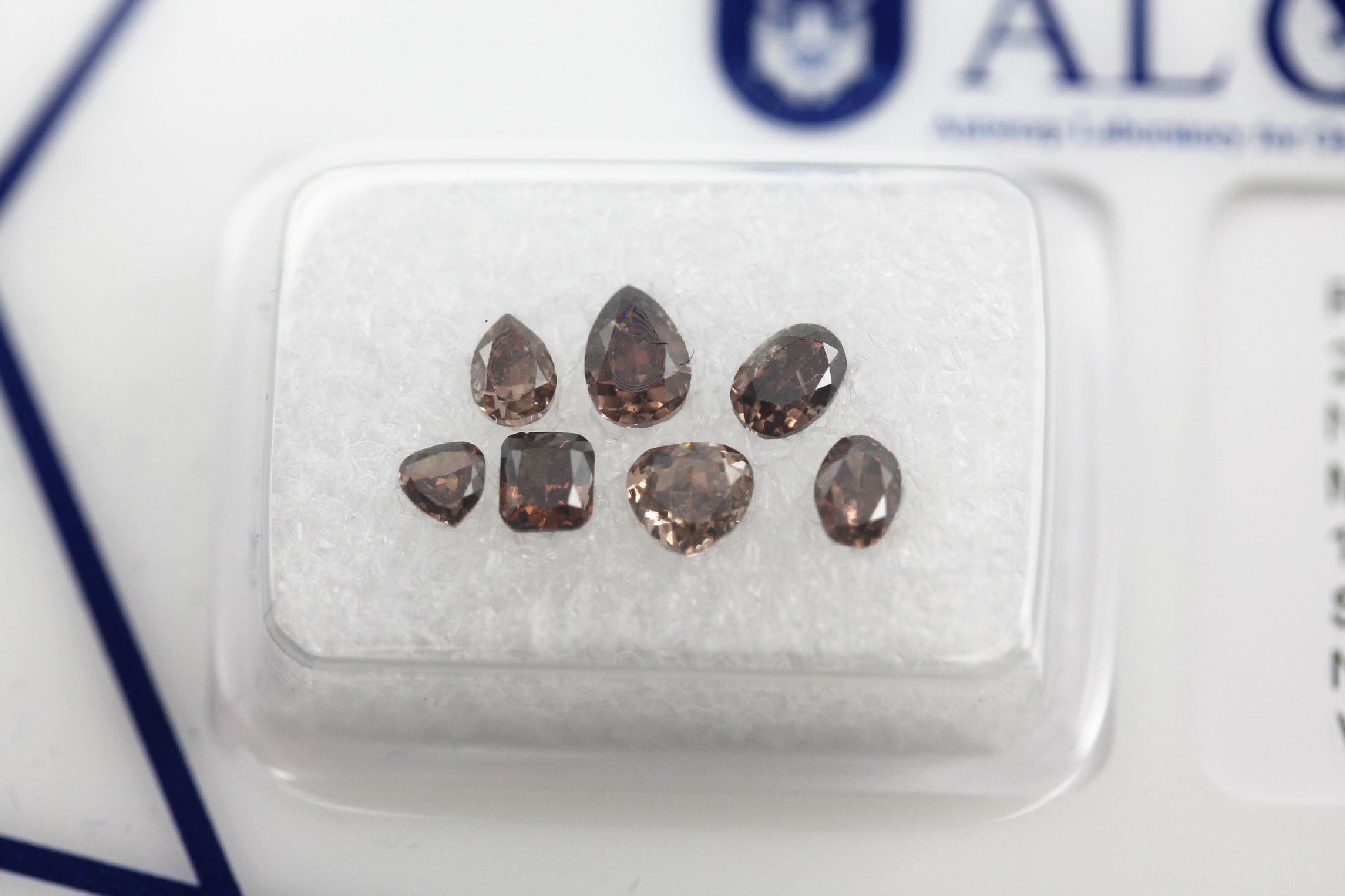 Detail a: Lot Lose Diamanten 1.16 ct, 7 Diamanten inversch. Größen und Formen, Natural Fancy Deep to Fancy Dark Brown/vs-p1, verschweißt mit ALGT Expertise